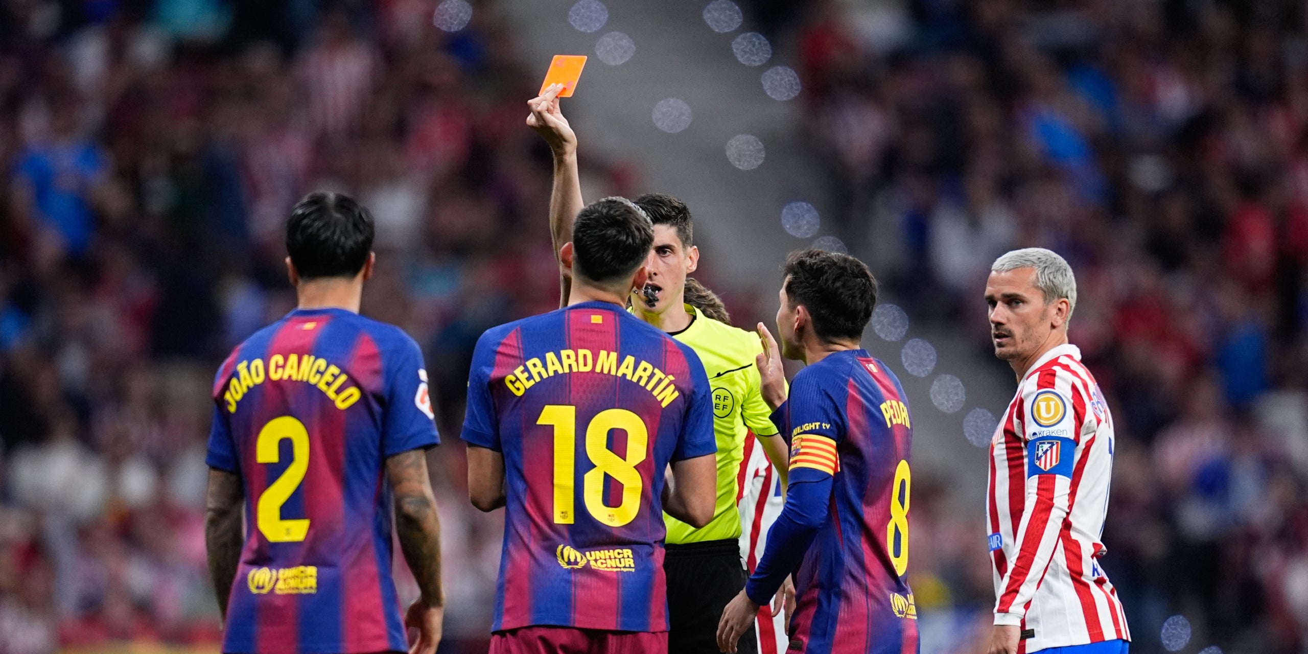 Gerard Martín, viendo la tarjeta roja durante el Atlético de Madrid-Barça de Liga | Europa Press