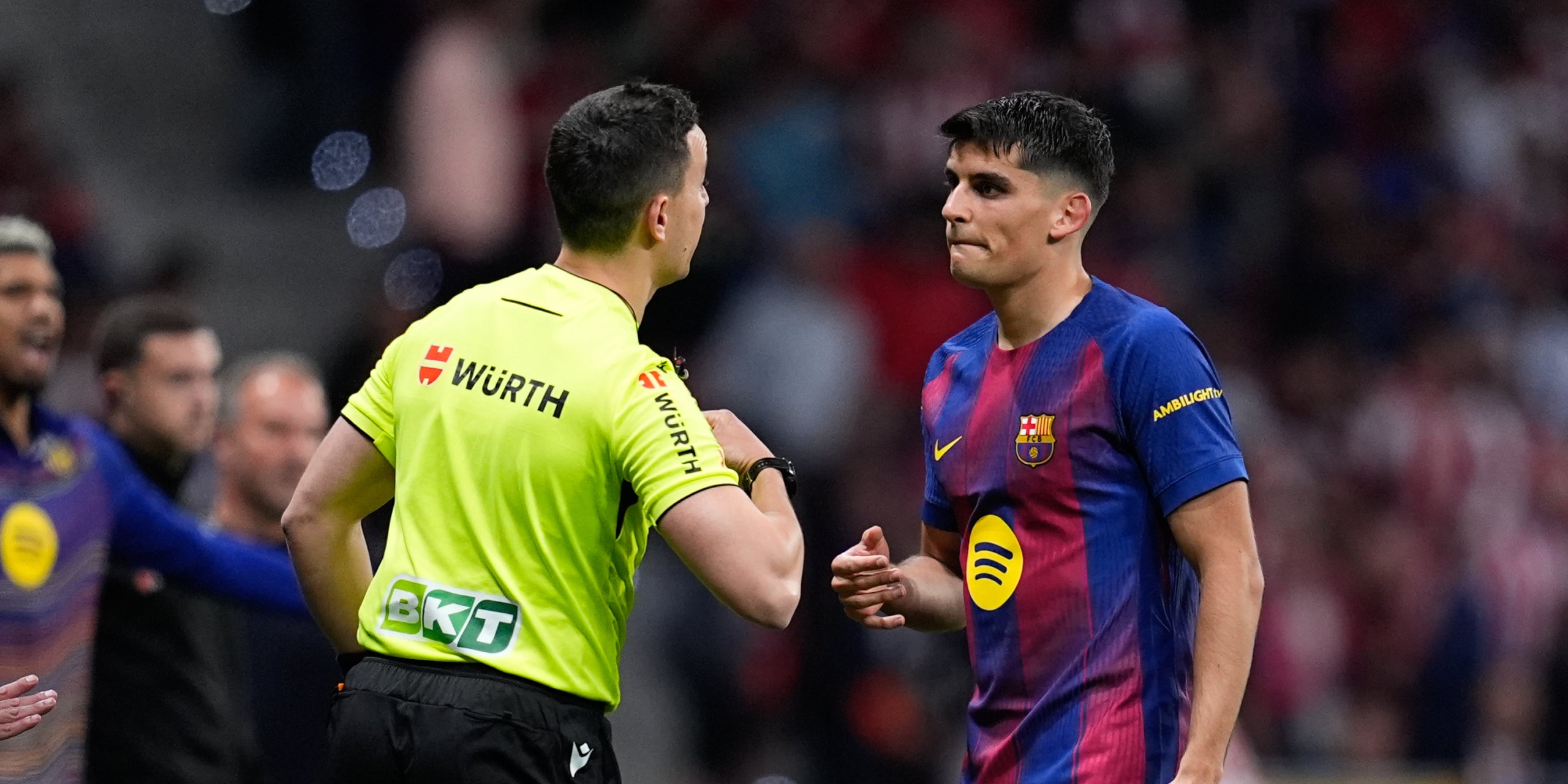 Gerard Martín, parlant amb l'àrbitre durant l'Atlètic de Madrid-Barça | Europa Press