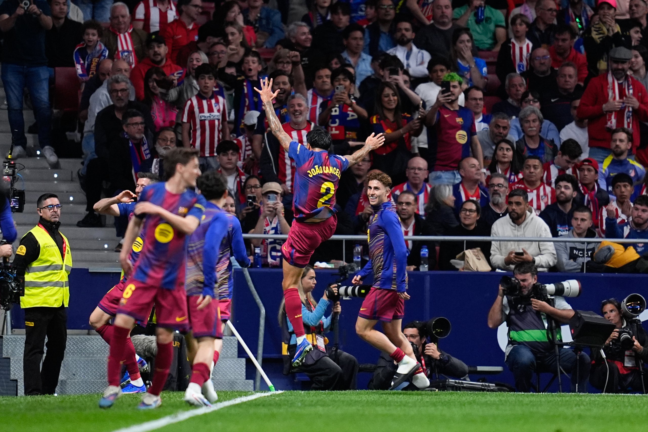 La celebración del gol de Lewandowski | Europa Press