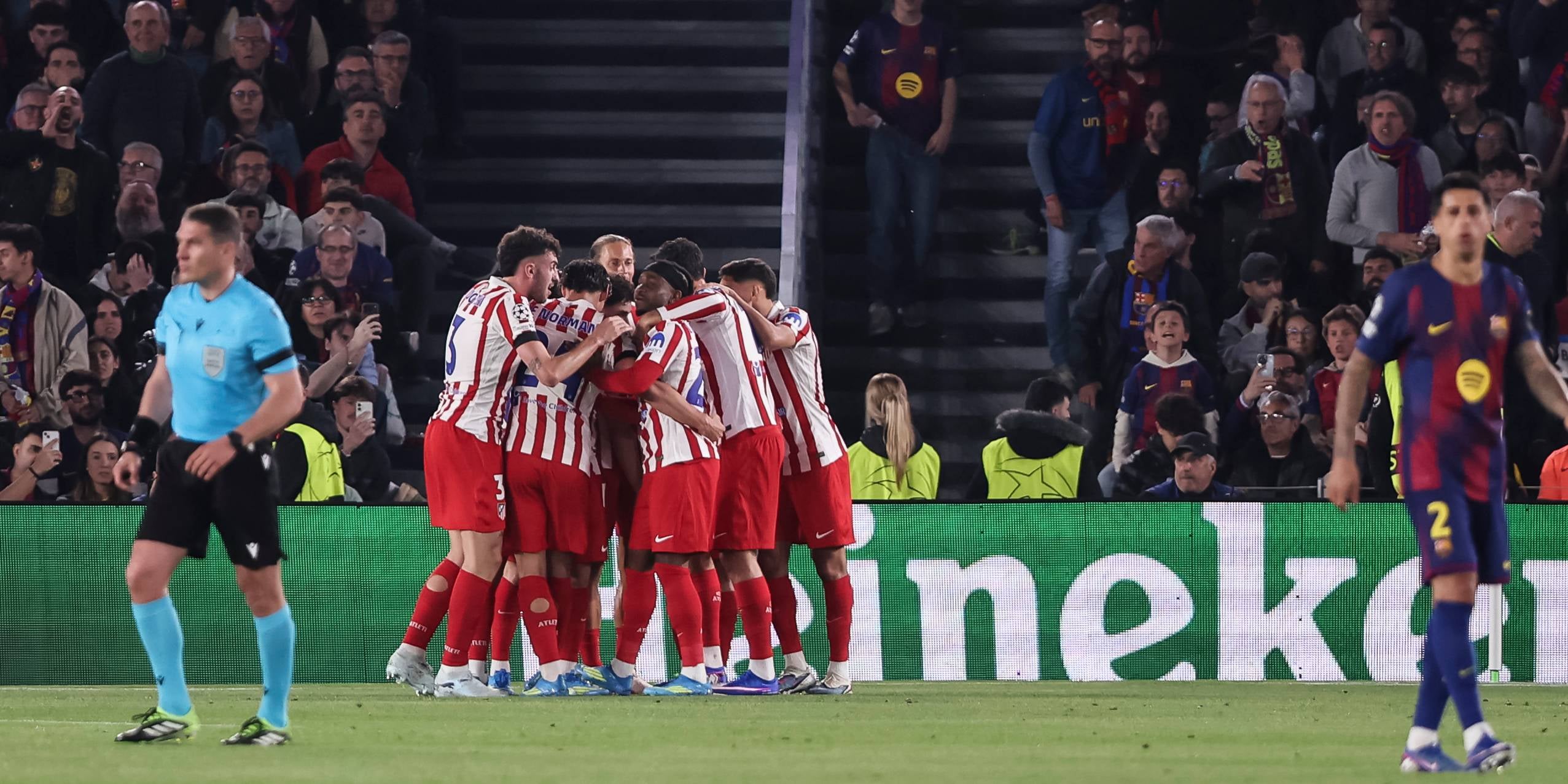 Els jugadors de l'Atlètic, celebrant un dels gols contra el Barça davant d'Istvan Kovacs | Europa Press