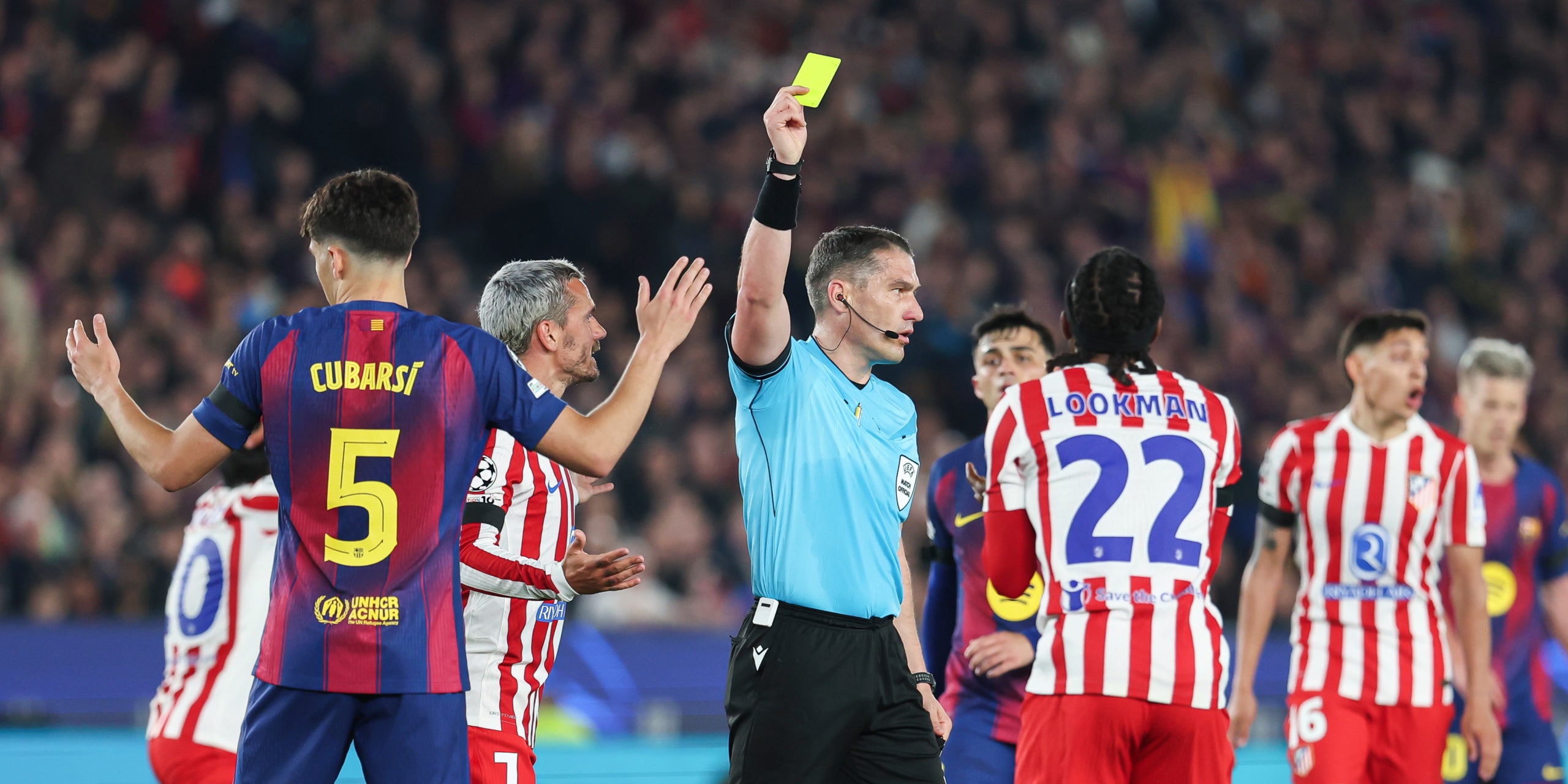 Istvan Kovacs, l'àrbitre del Barça-Atlètic de Madrid, ensenyant una targeta groga | Europa Press