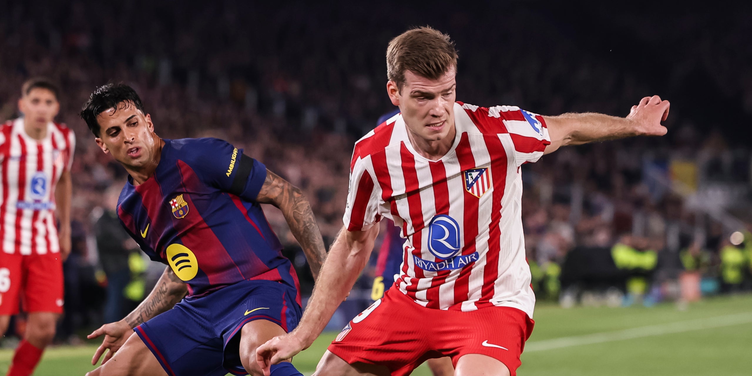 Joao Cancelo i Alexander Sørloth, durant el Barça-Atlètic de Champions | Europa Press