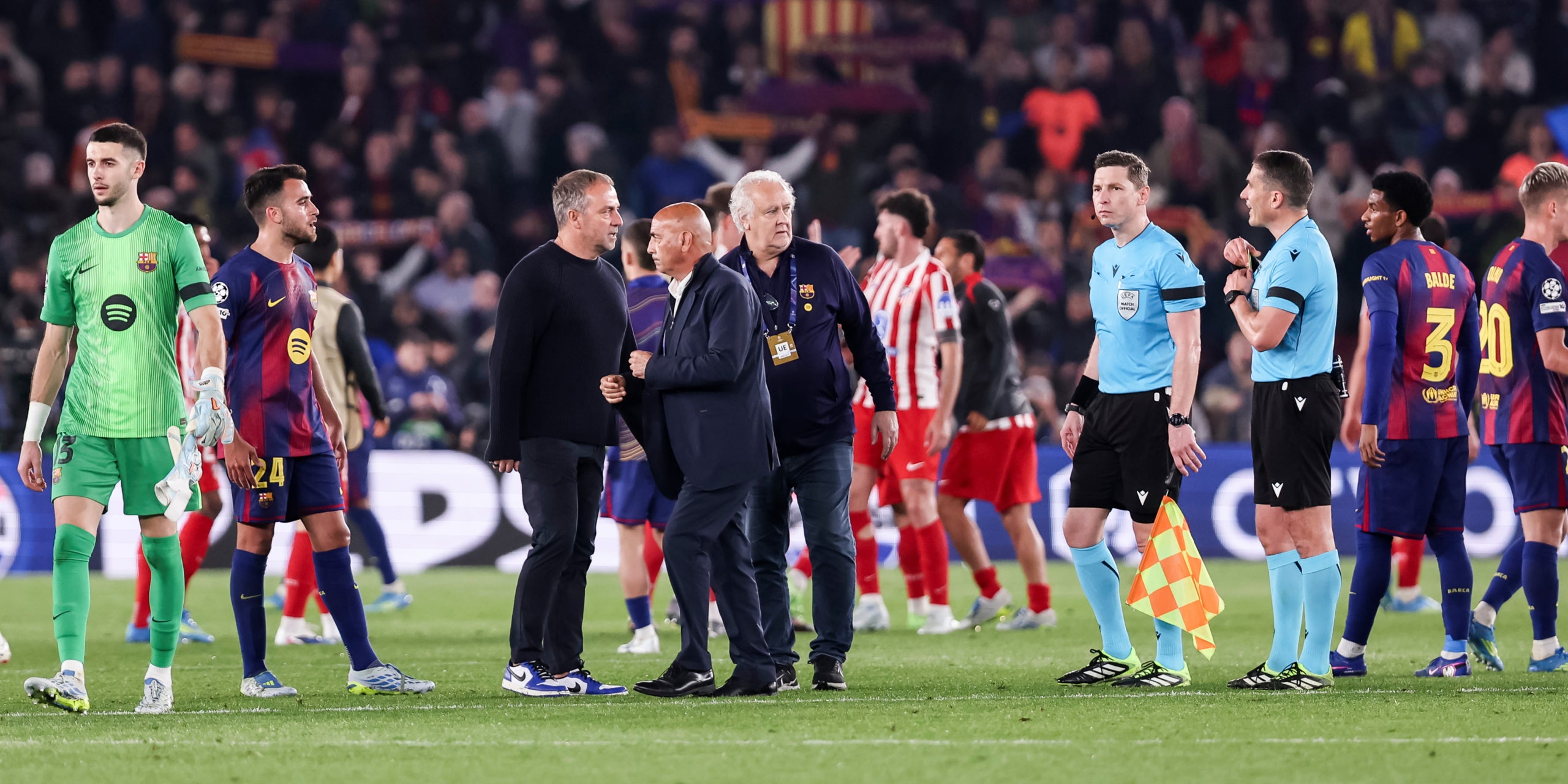 Hansi Flick i els jugadors del Barça, protestant contra l'àrbitre Istvan Kovacs | Europa Press