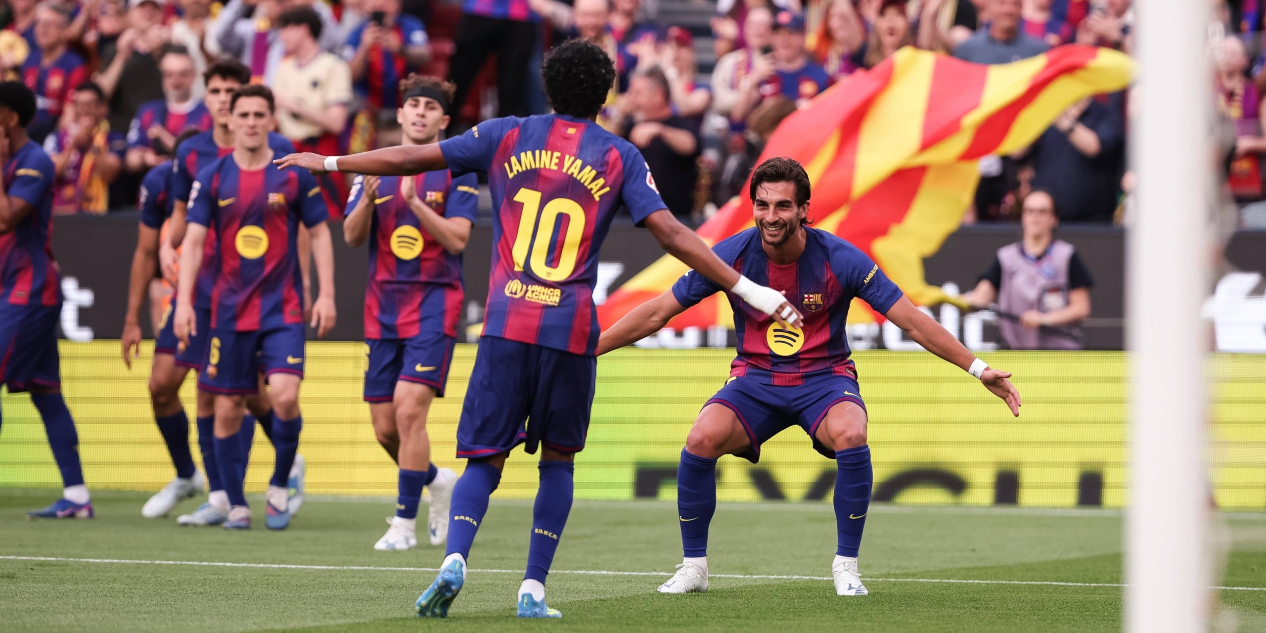 Els jugadors del Barça celebren un dels gols durant el derbi | Europa Press