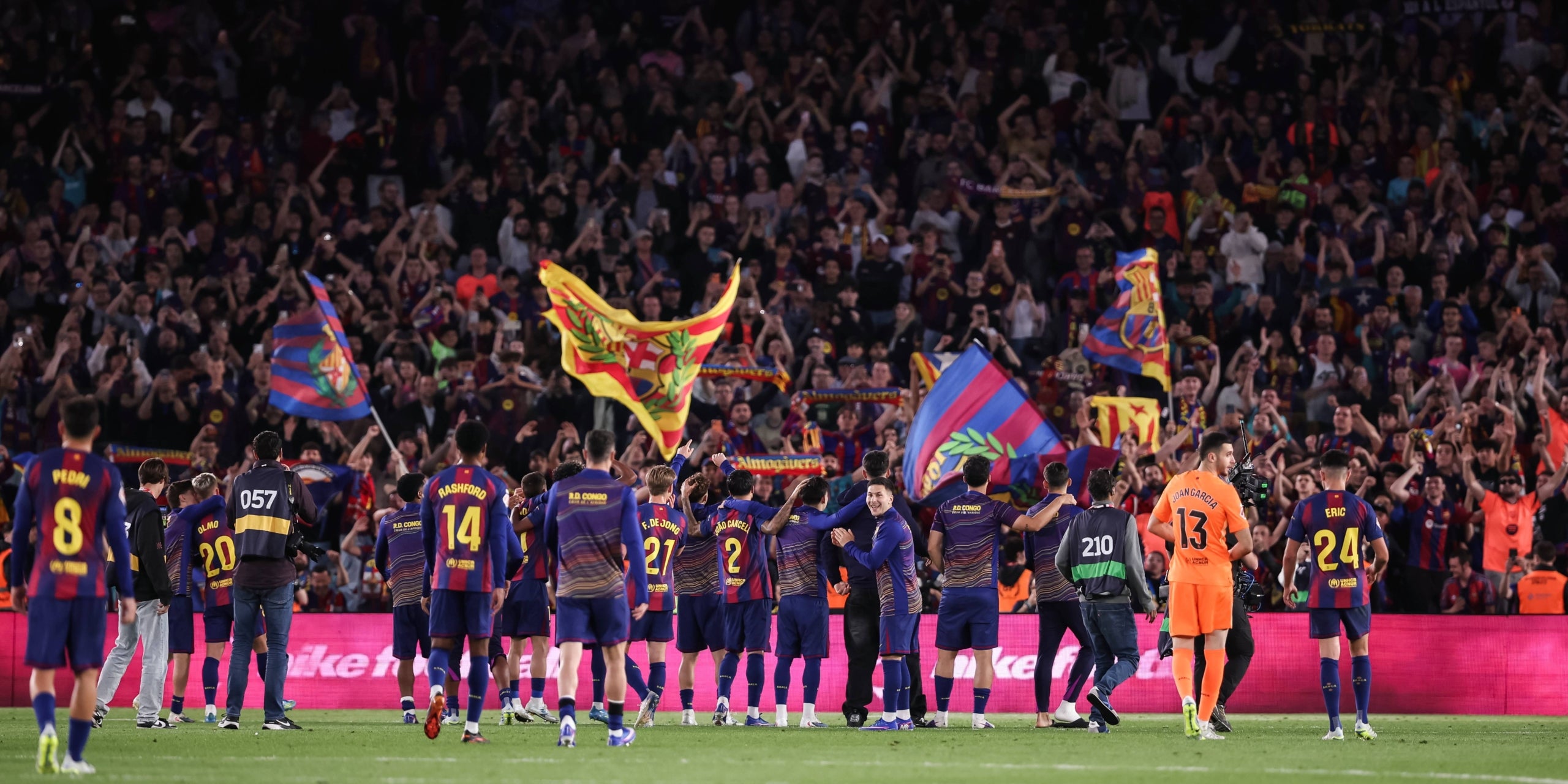 El Camp nou animant els jugadors a aconseguir la remuntada. | Europa Press