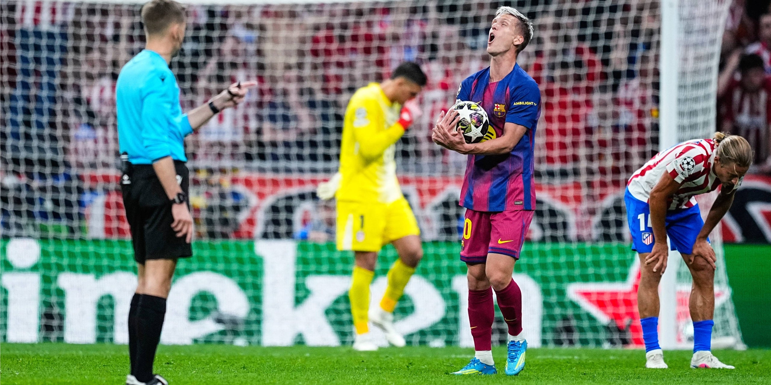 Dani Olmo, protestant a Clément Turpin durant l'Atlètic-Barça | Europa Press