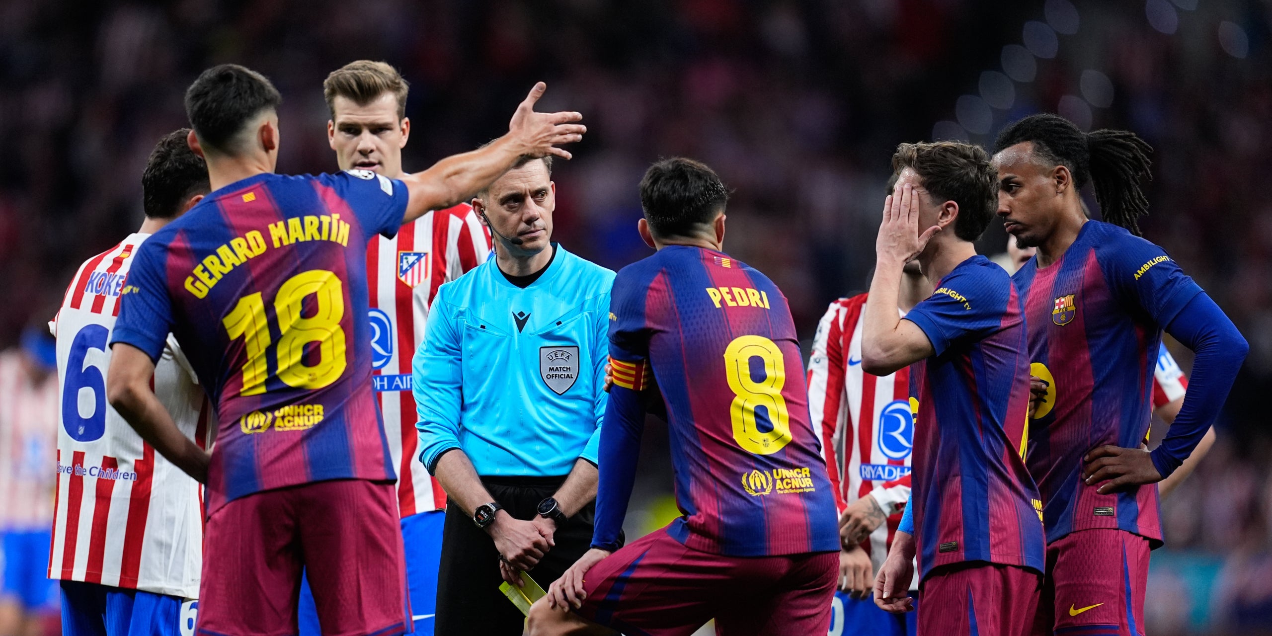 Los jugadores del Barça, hablando con el árbitro Clément Turpin | Europa Press