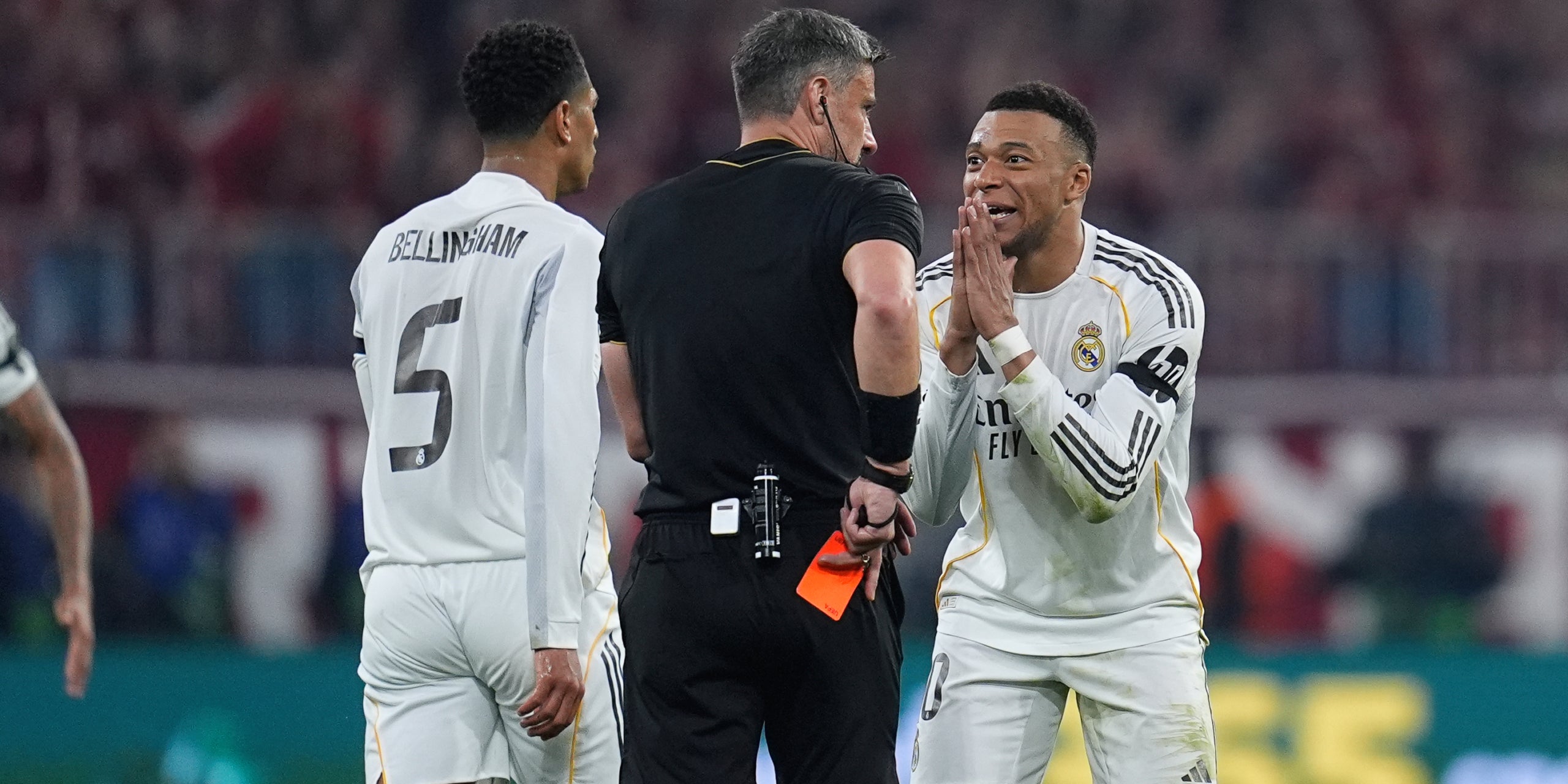 Els jugadors del Madrid, protestant a Slavko Vincic | Europa Press