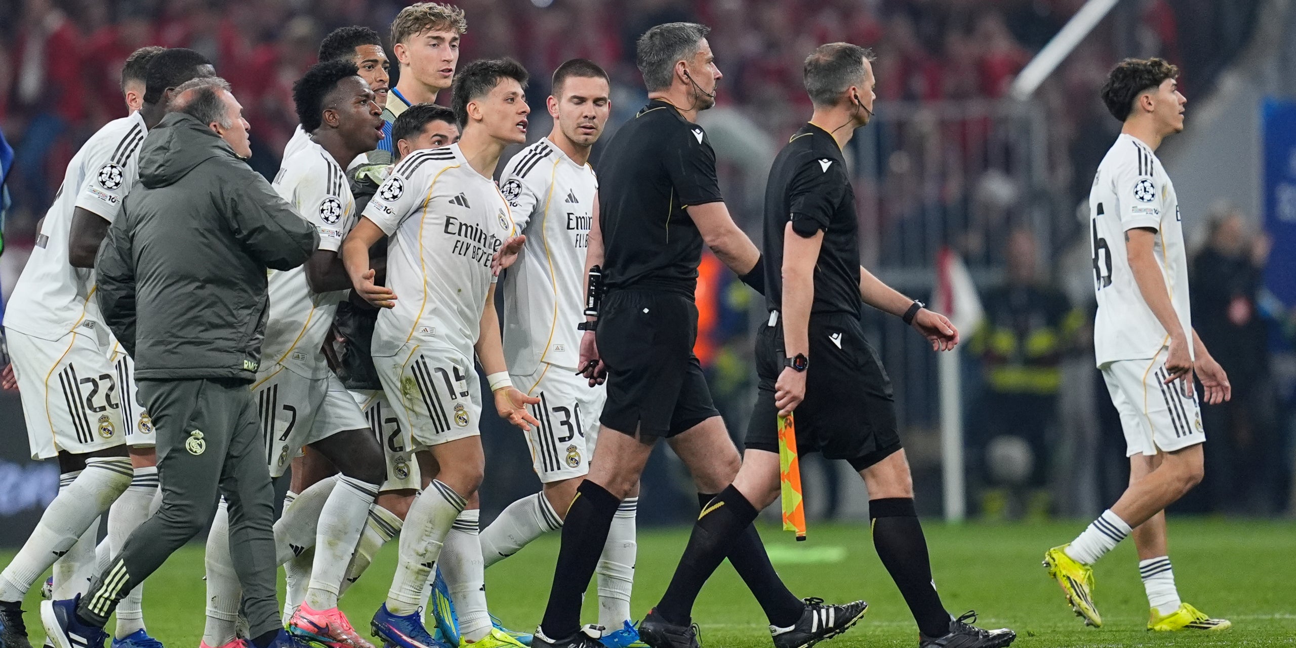 Els jugadors del Madrid, intimidant l'àrbitre del partit contra el Bayern | Europa Press