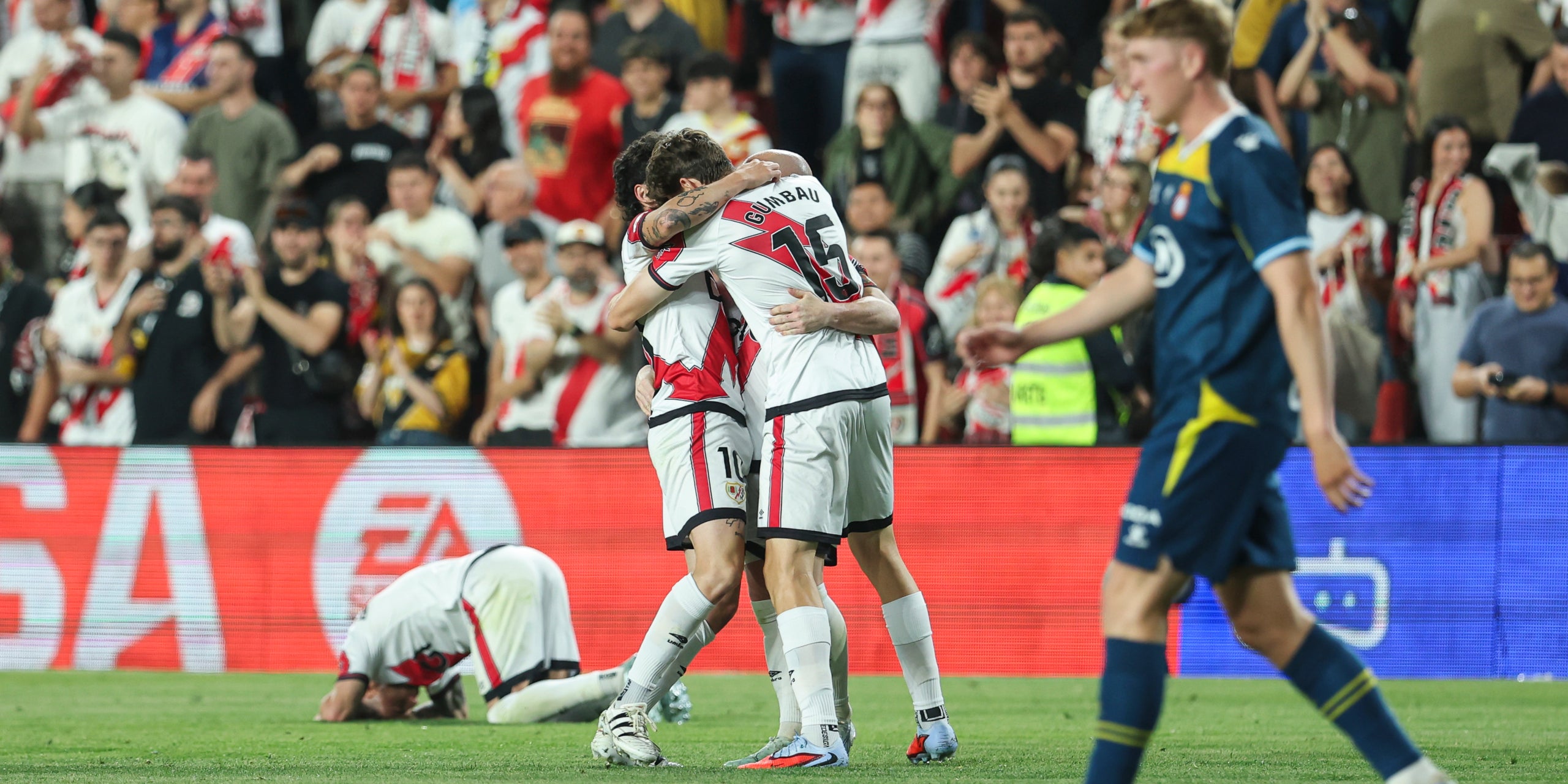 Los jugadores del Rayo, celebrando el gol de la victoria contra el Espanyol | Europa Press