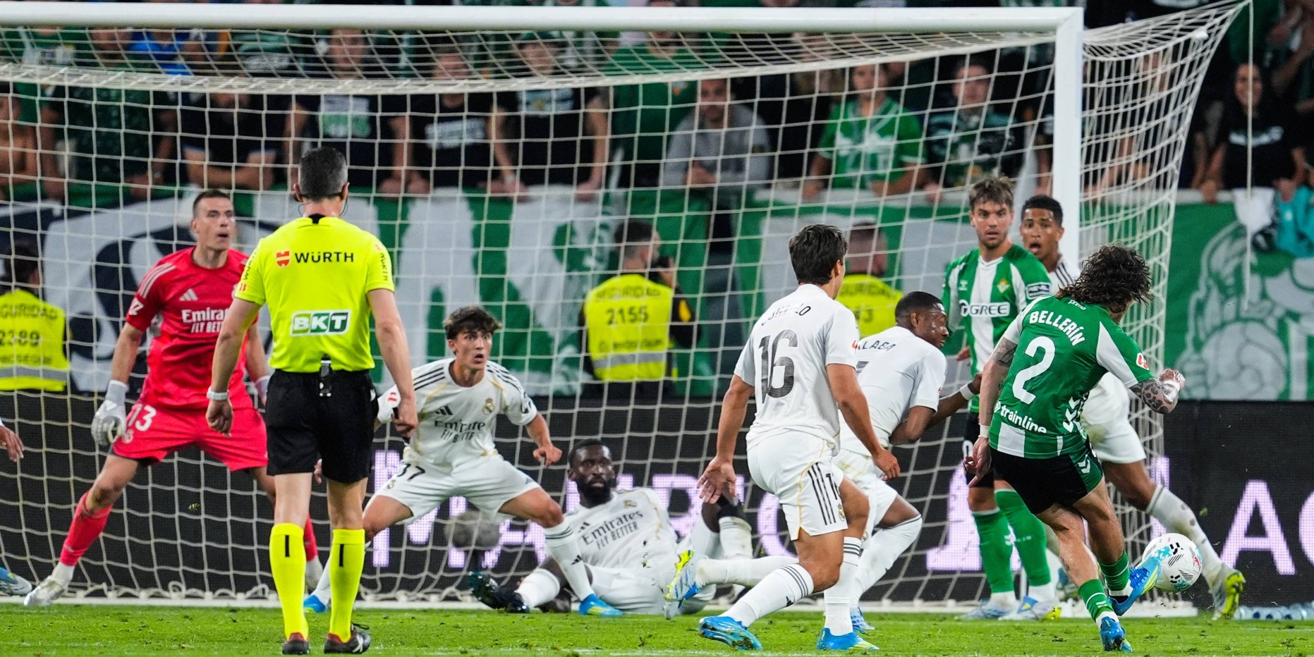 Bellerín marcant el gol de l'empat. | Europa Press