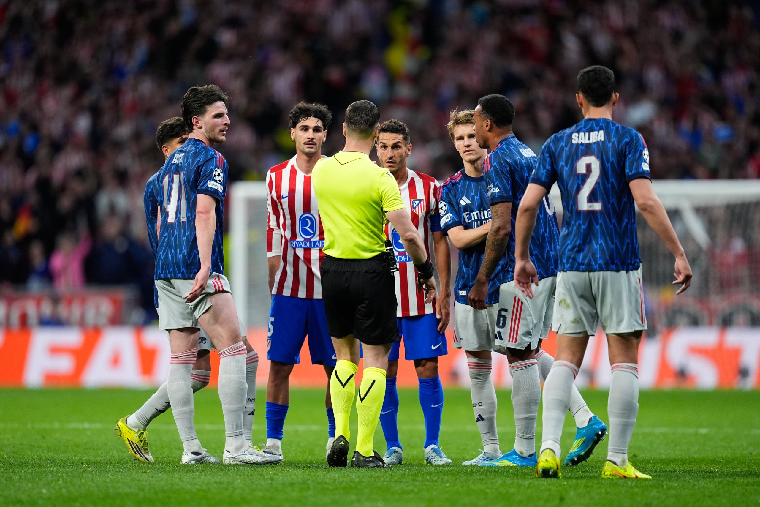 Els jugadors de l'Atlètic i l'Arsenal, envoltant l'àrbitre | Europa Press