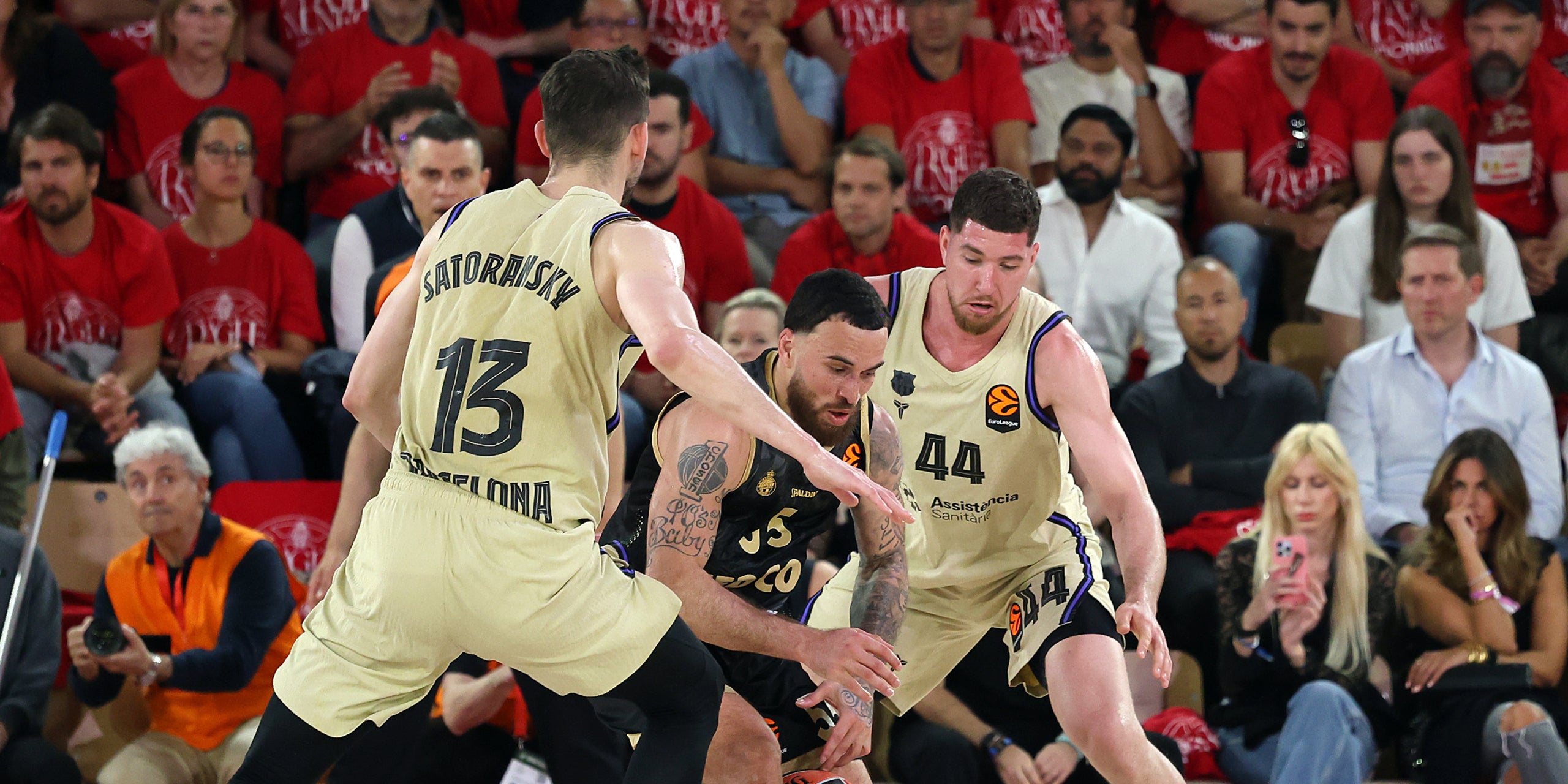 Tomas Satoransky i Joel Parra, durant el Mònaco-Barça d'Eurolliga | FC Barcelona