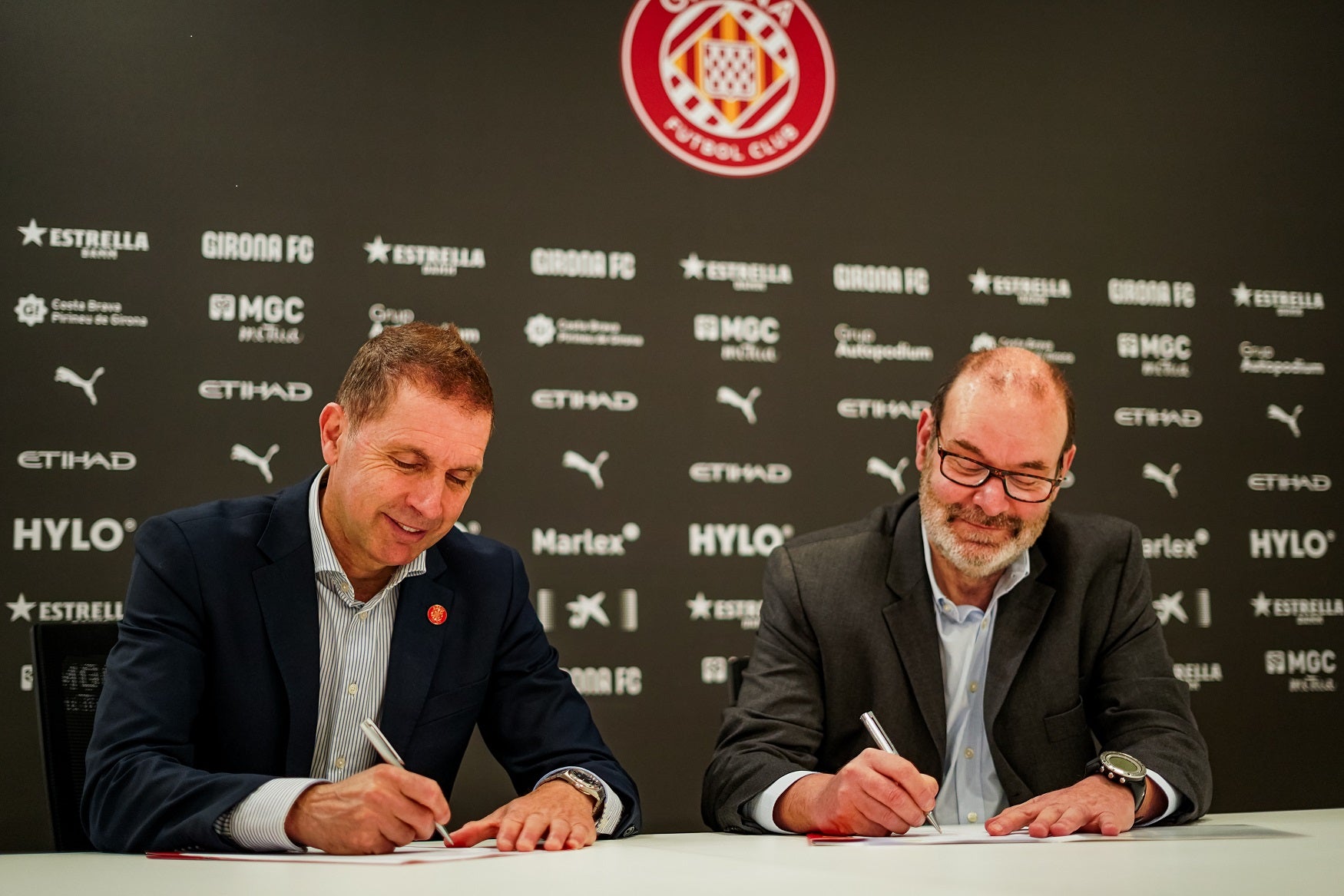 Delfí Geli i Òscar Escuder, signant l'acord | Girona FC