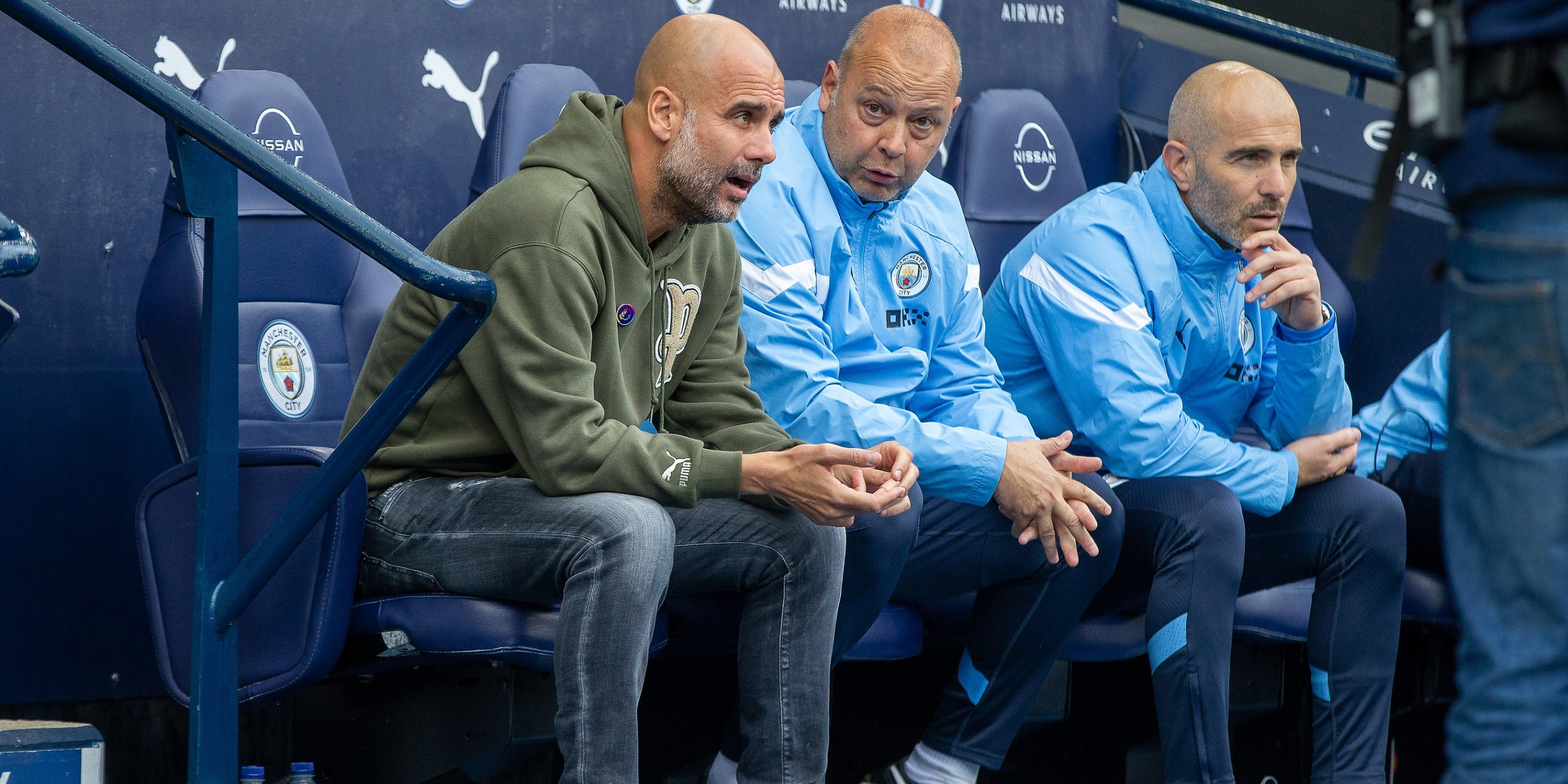 Pep Guardiola, a l'esquerra, amb Enzo Maresca, a la dreta, durant un partit del Manchester CIty | Europa Press