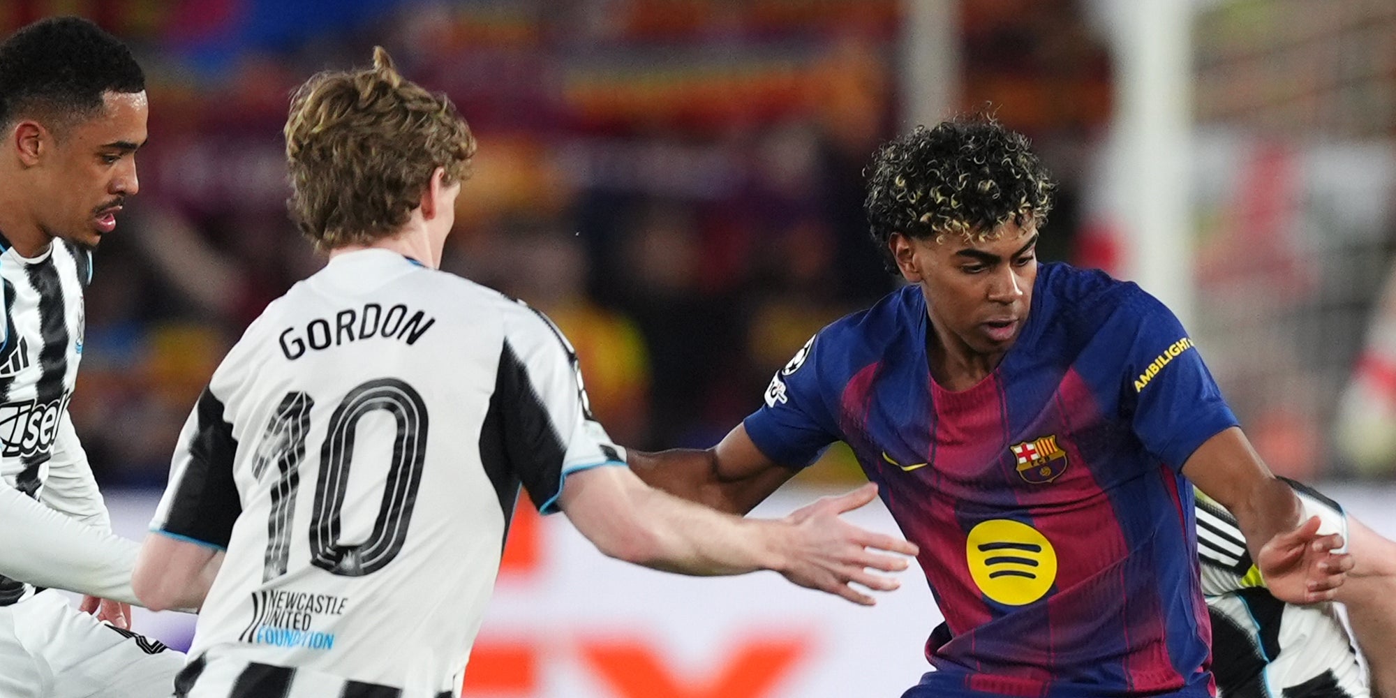 Anthony Gordon, davant Lamine Yamal durant el Barça-Newcastle de Champions | Europa Press