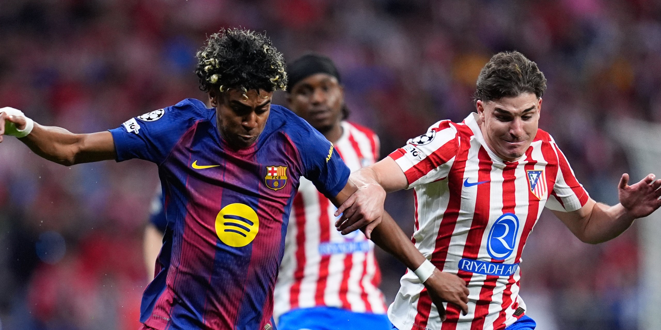 Lamine Yamal i Julián Alvarez, durant un Atlètic-Barça | Europa Press
