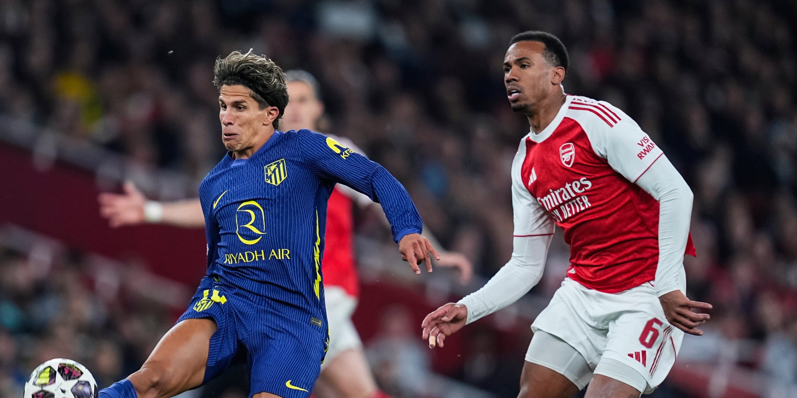 Giuliano Simeone i Gabriel Magalhaes, durant l'Arsenal-Atlètic de Champions | Europa Press