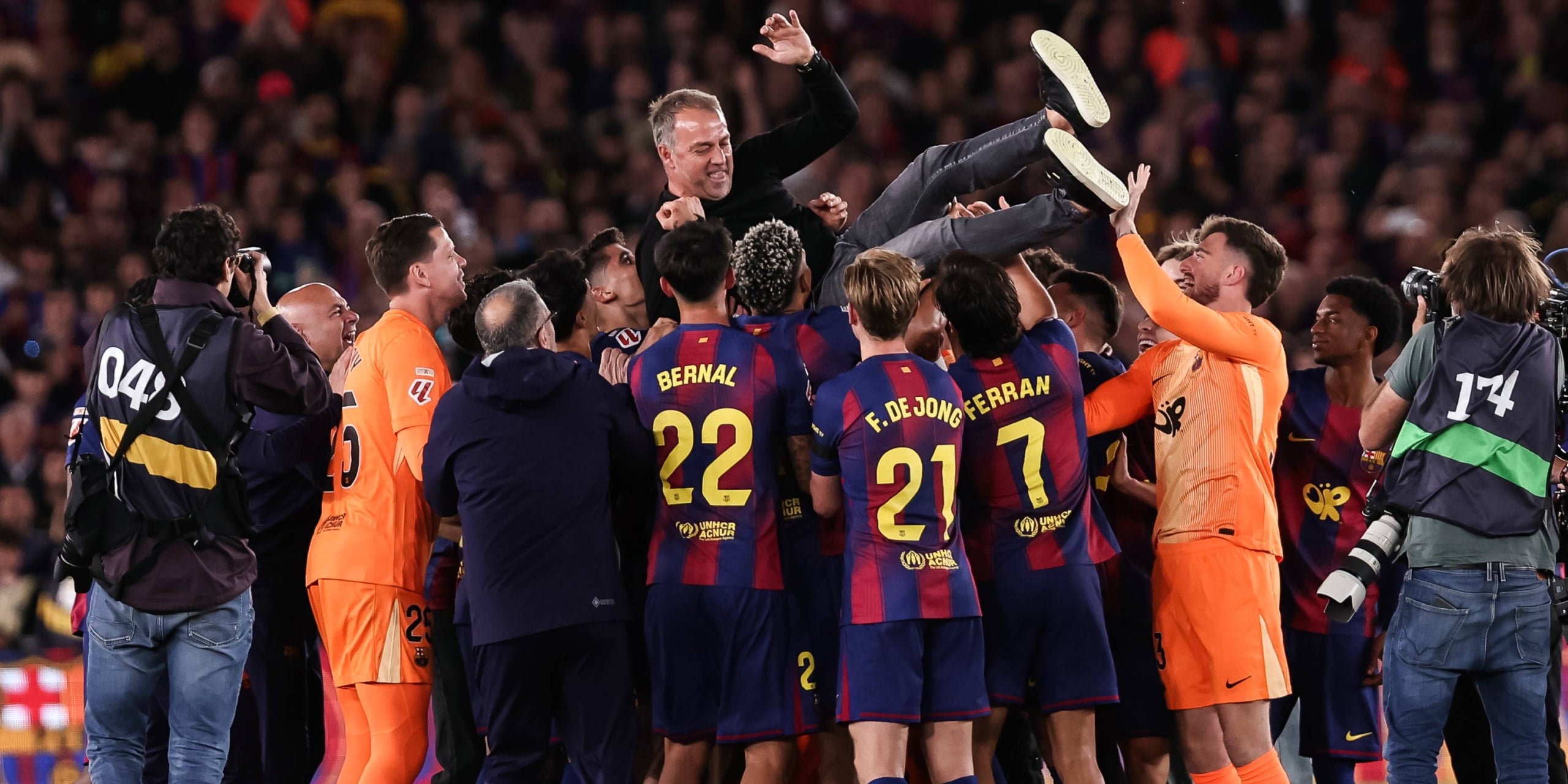 Els jugadors del Barça, celebrant el títol de Lliga amb Hansi Flick | Europa Press