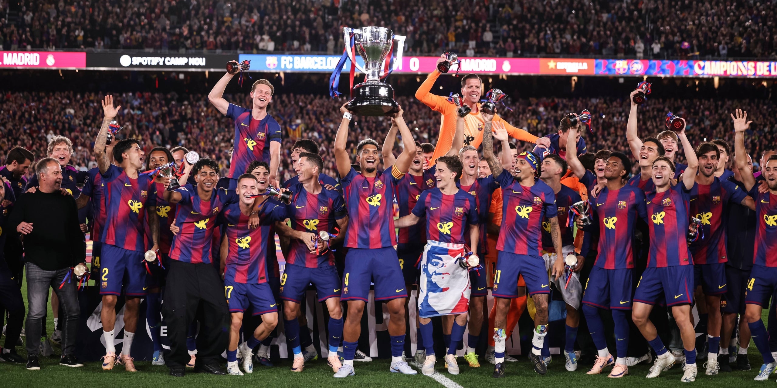 El Barça aixeca el títol de lliga al Camp Nou. | Europa Press