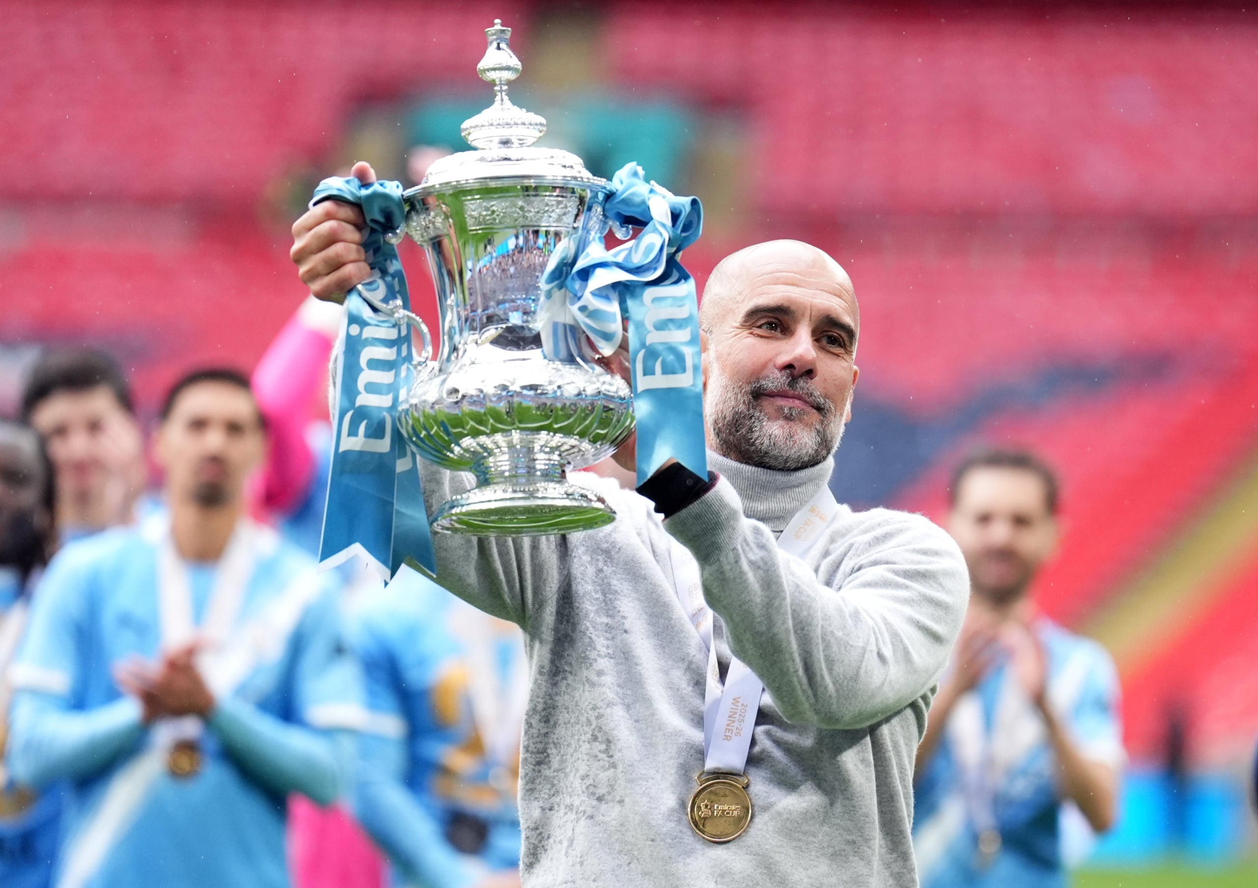 Josep Guardiola, amb el trofeu de la FA Cup. | Europa Press