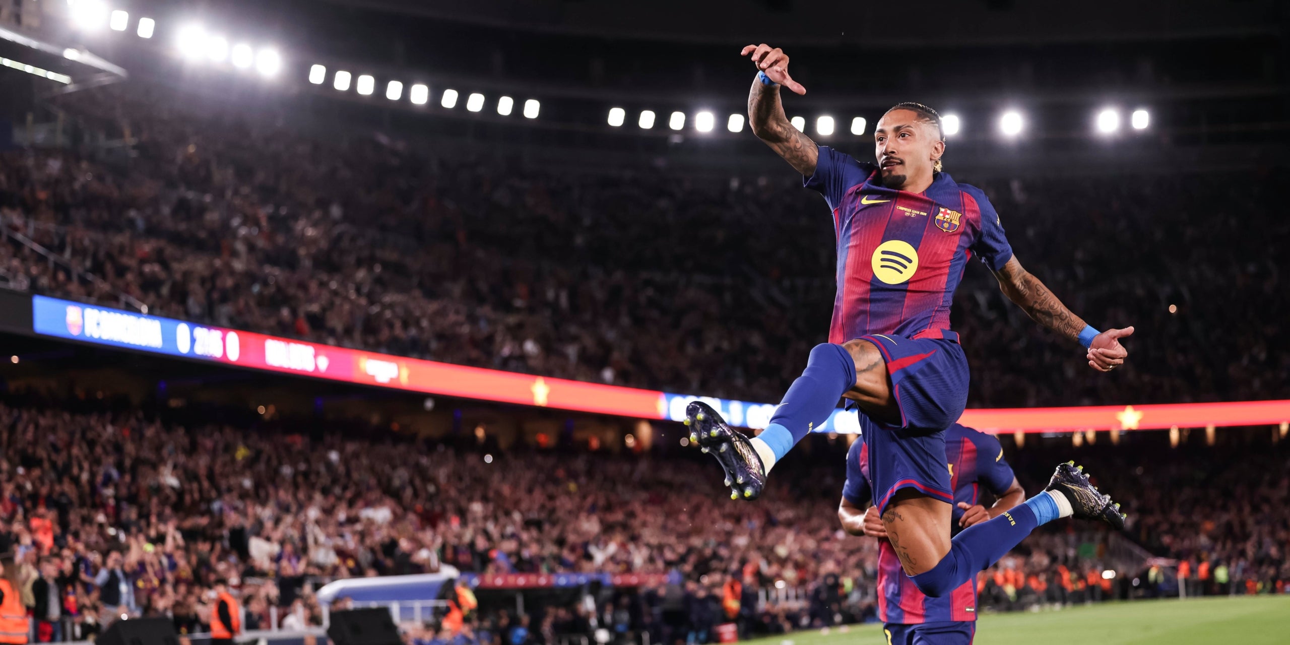 Raphinha celebrant el seu primer gol del partit. | Europa Press
