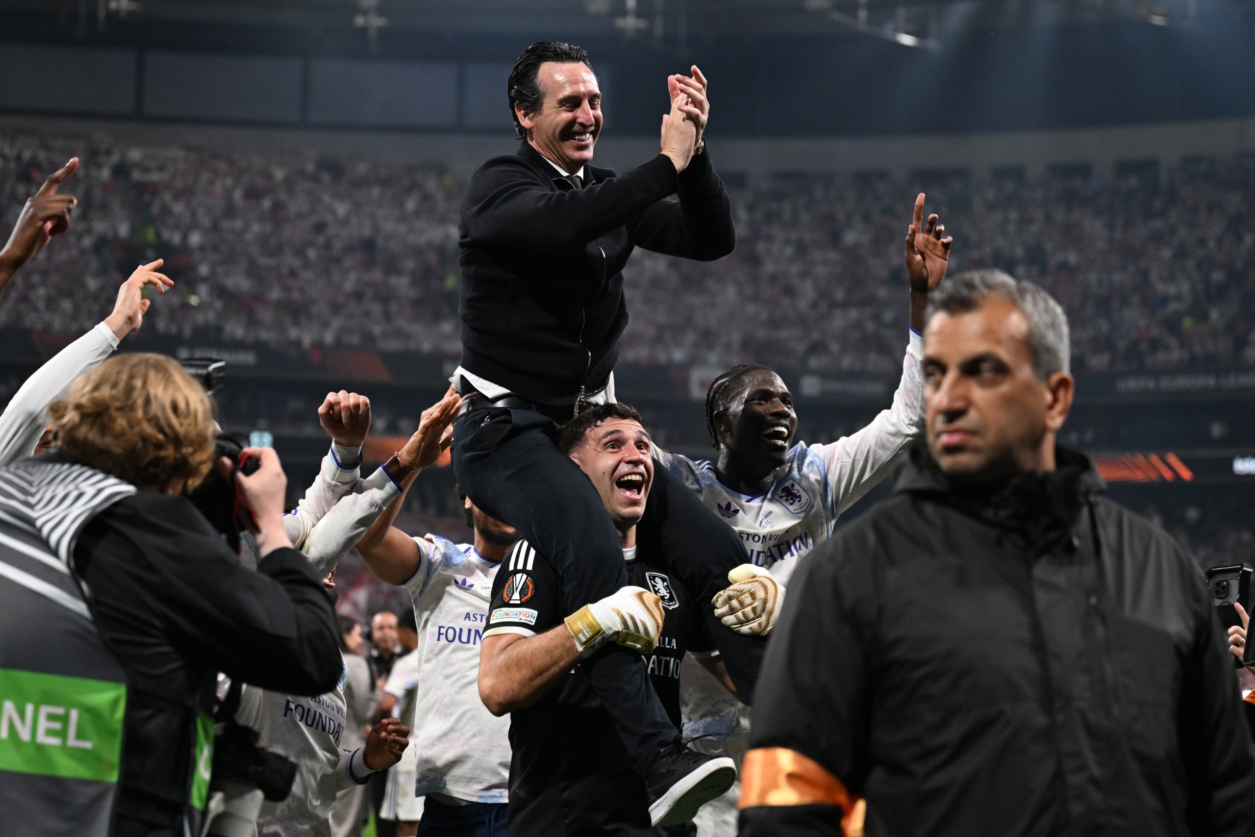 Unai Emery, aixecat pels jugadors de l'Aston Villa | Europa Press