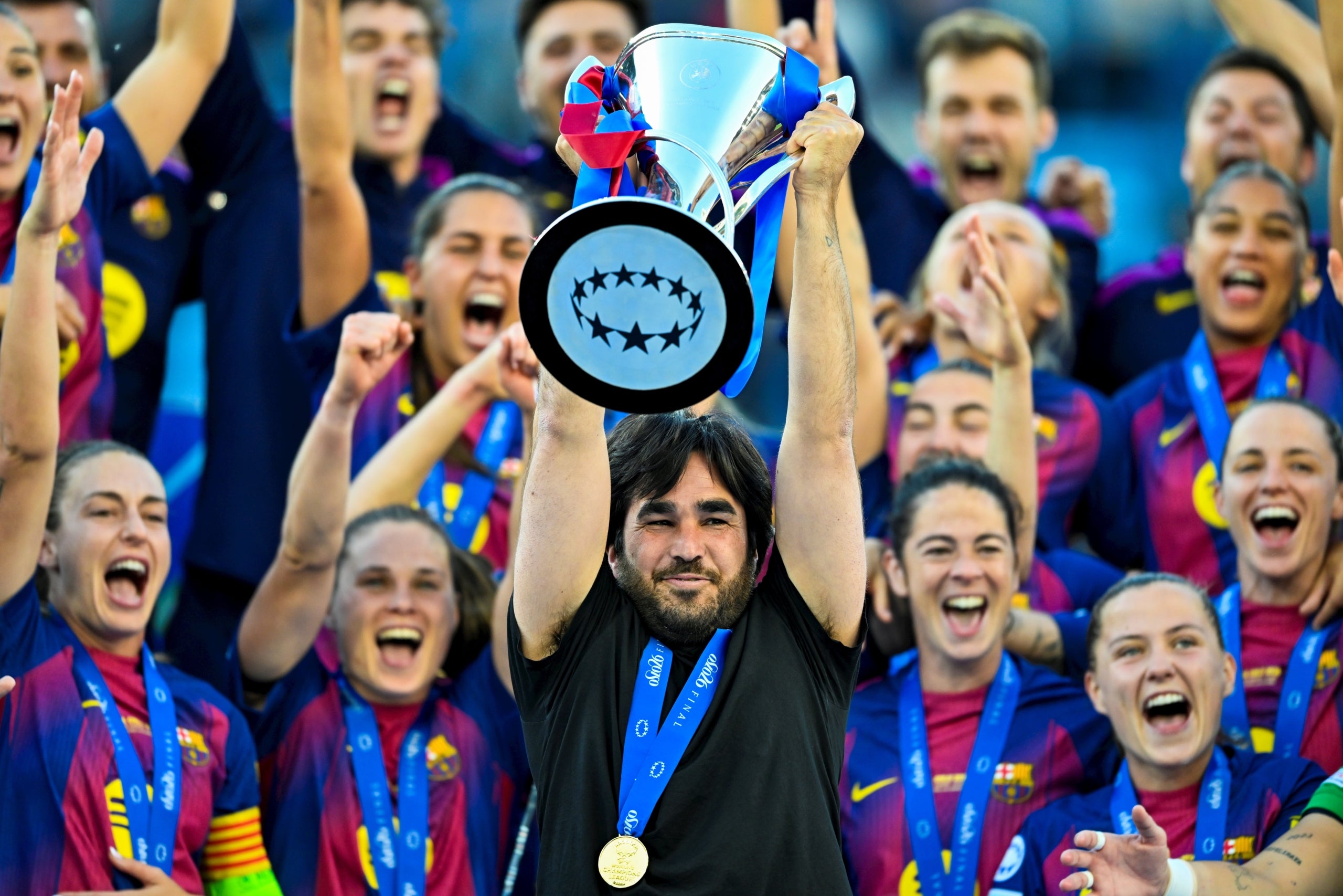Pere Romeu aixecant el trofeu de la Champions. | Europa Press