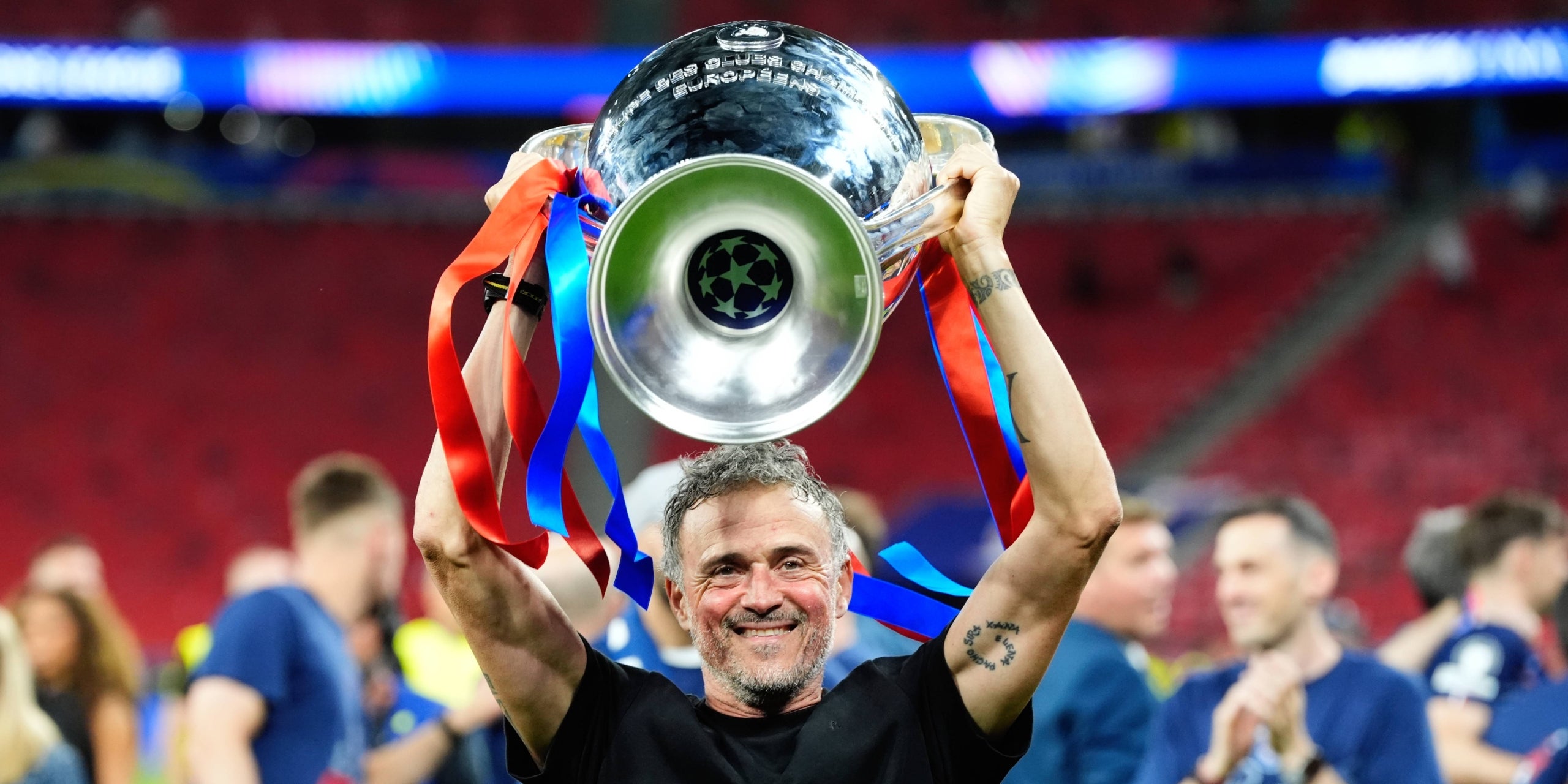 Luis Enrique aixecant la seva tercera Champions. | Europa Press