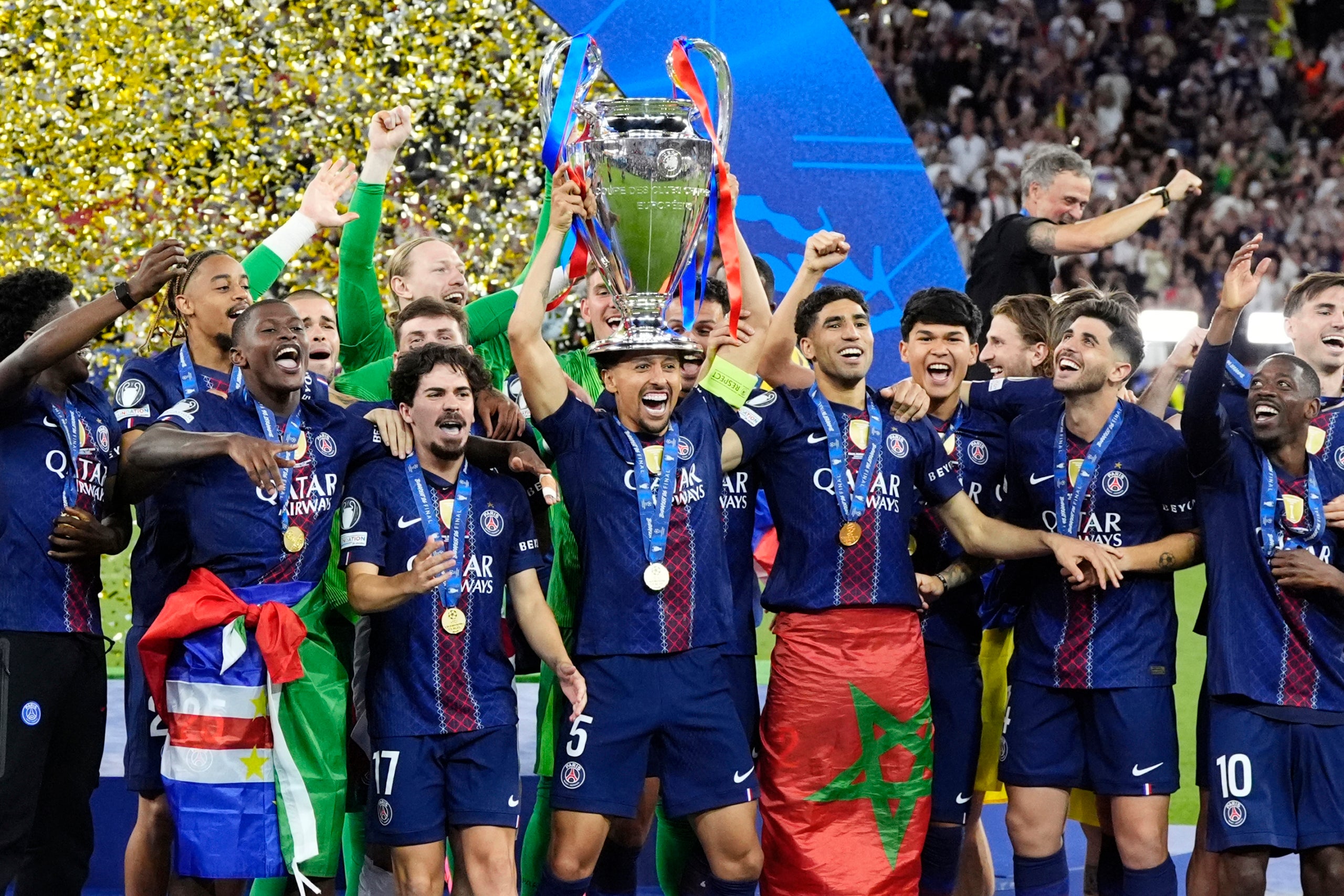 El PSG, aixecant el títol de campions d'Europa. | Europa Press