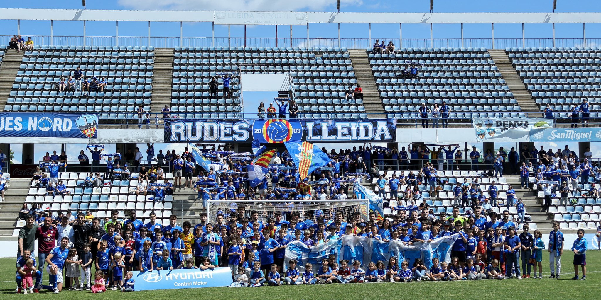 Jugadors i aficionats del Lleida, al Camp d'Esports | Lleida CF