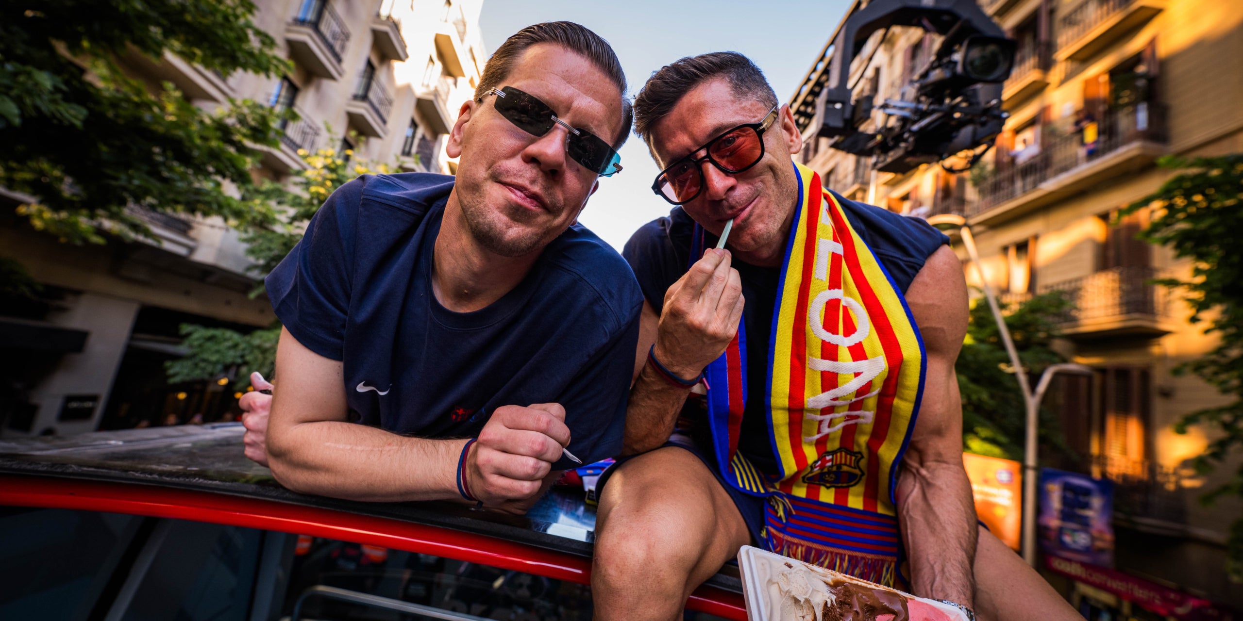Wojciech Szczesny i Robert Lewandowski, durant la rua de campions del Barça | FC Barcelona