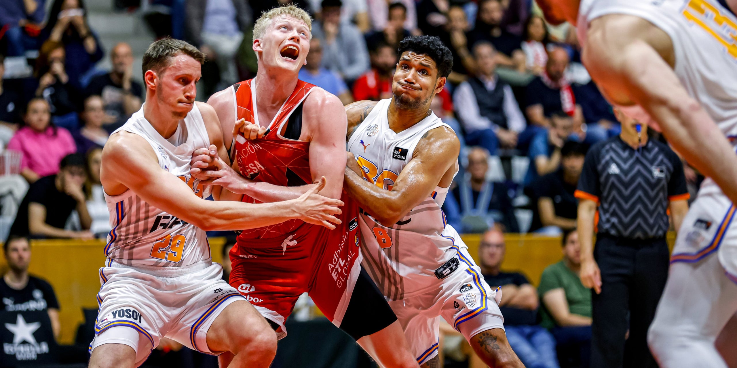 Els jugadors del Girona i del Manresa, durant el derbi | Bàsquet Manresa