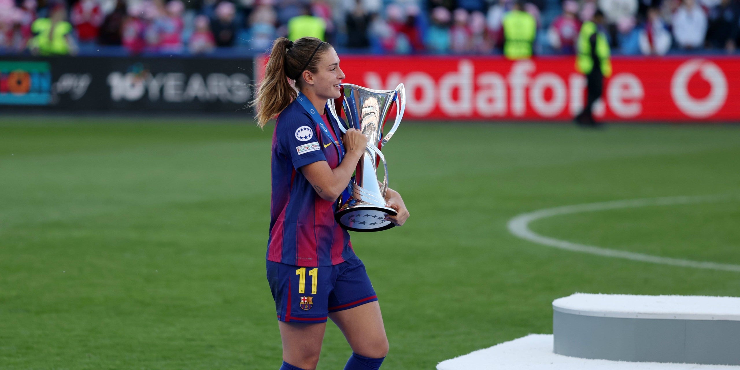 Alexia Putellas amb el trofeu de la Champions. | FC Barcelona