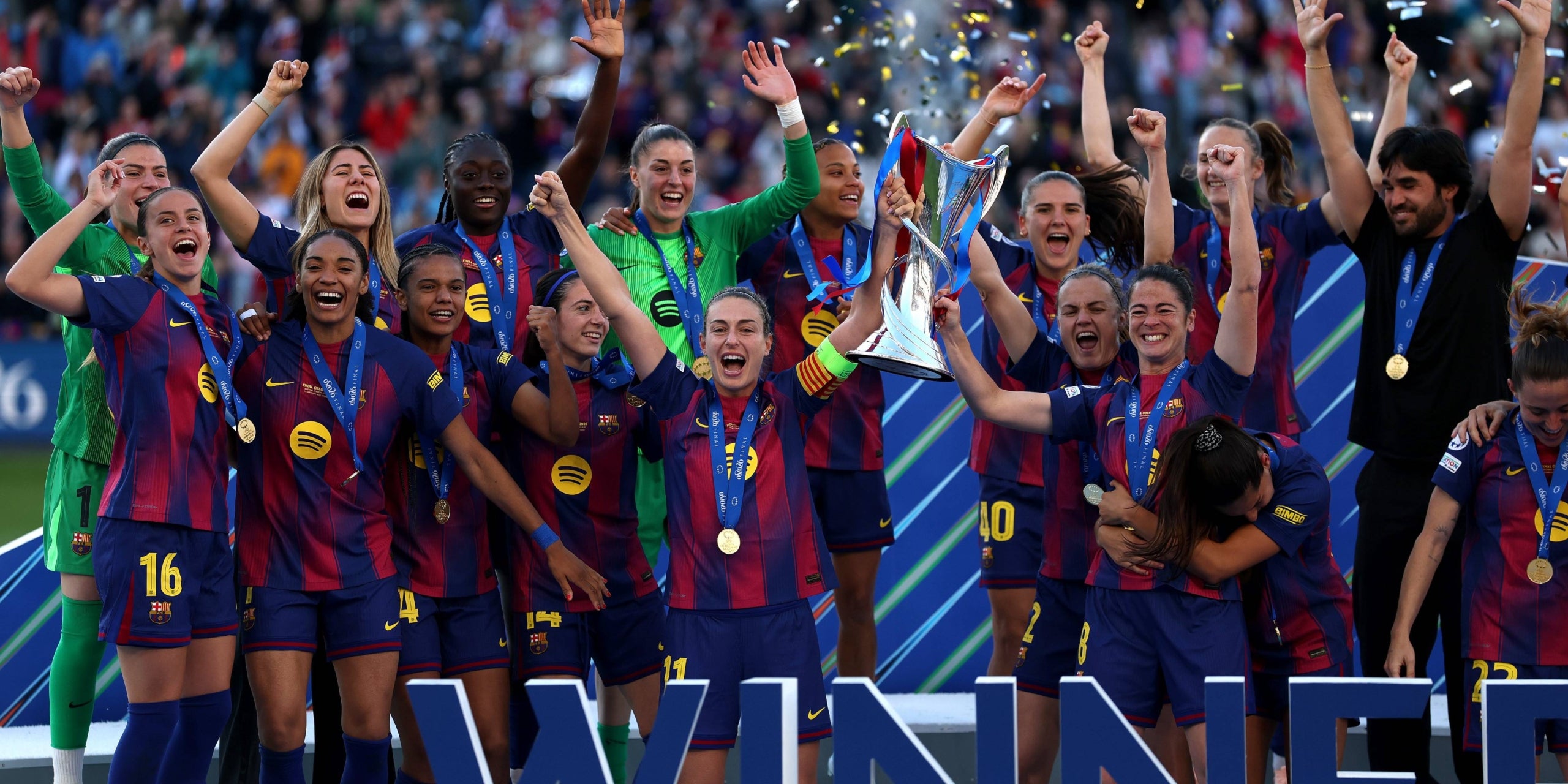 Alexia Putellas i Marta Torrejón aixecant el trofeu de la Champions. | FC Barcelona