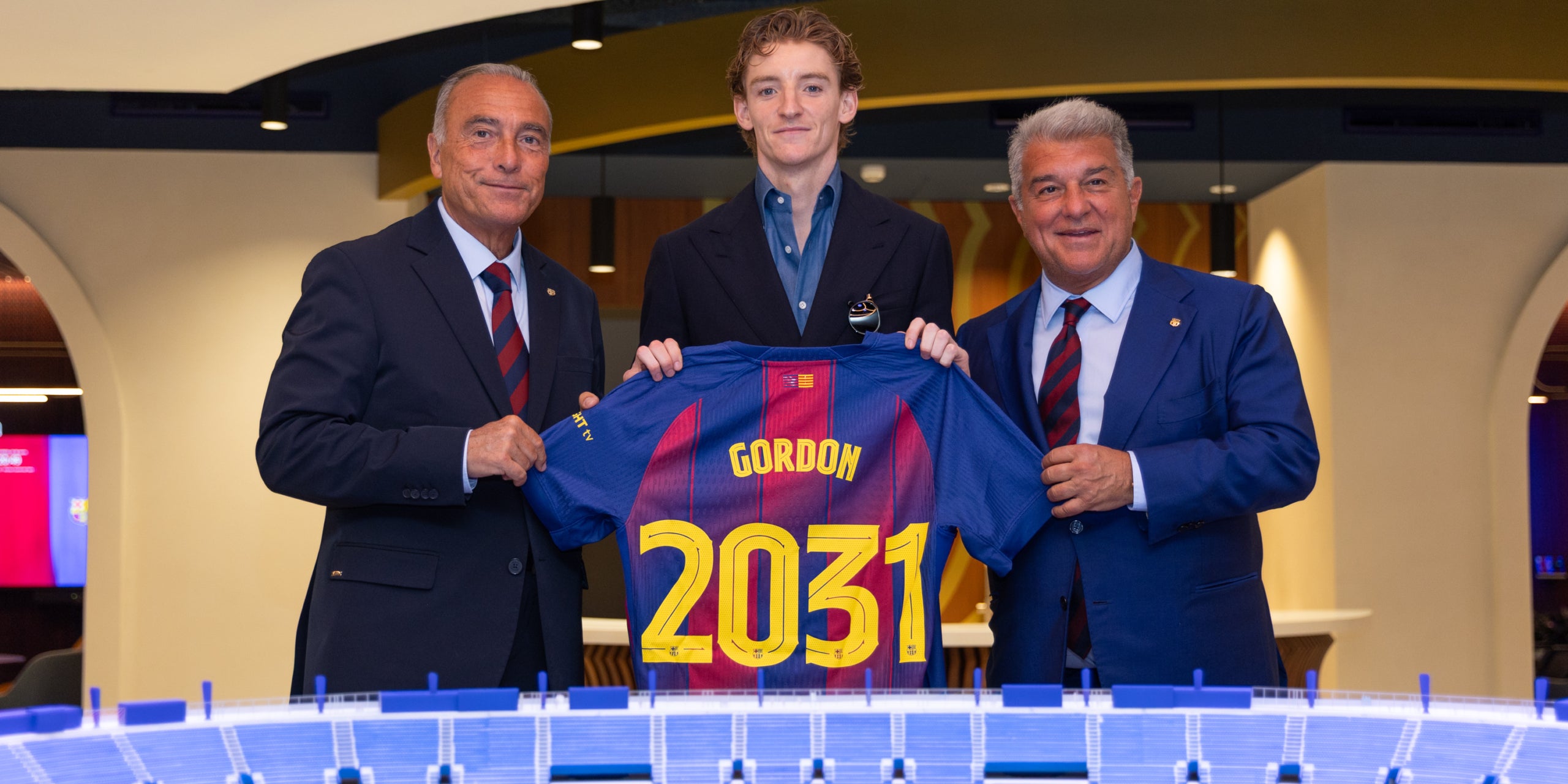 Anthony Gordon, amb Rafa Yuste i Joan Laporta | FC Barcelona