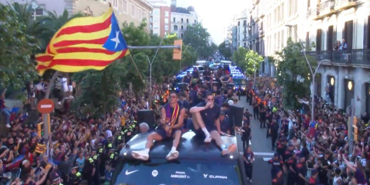 Robert Lewandowski, amb una estelada gegant durant la rua del Barça | Esport3