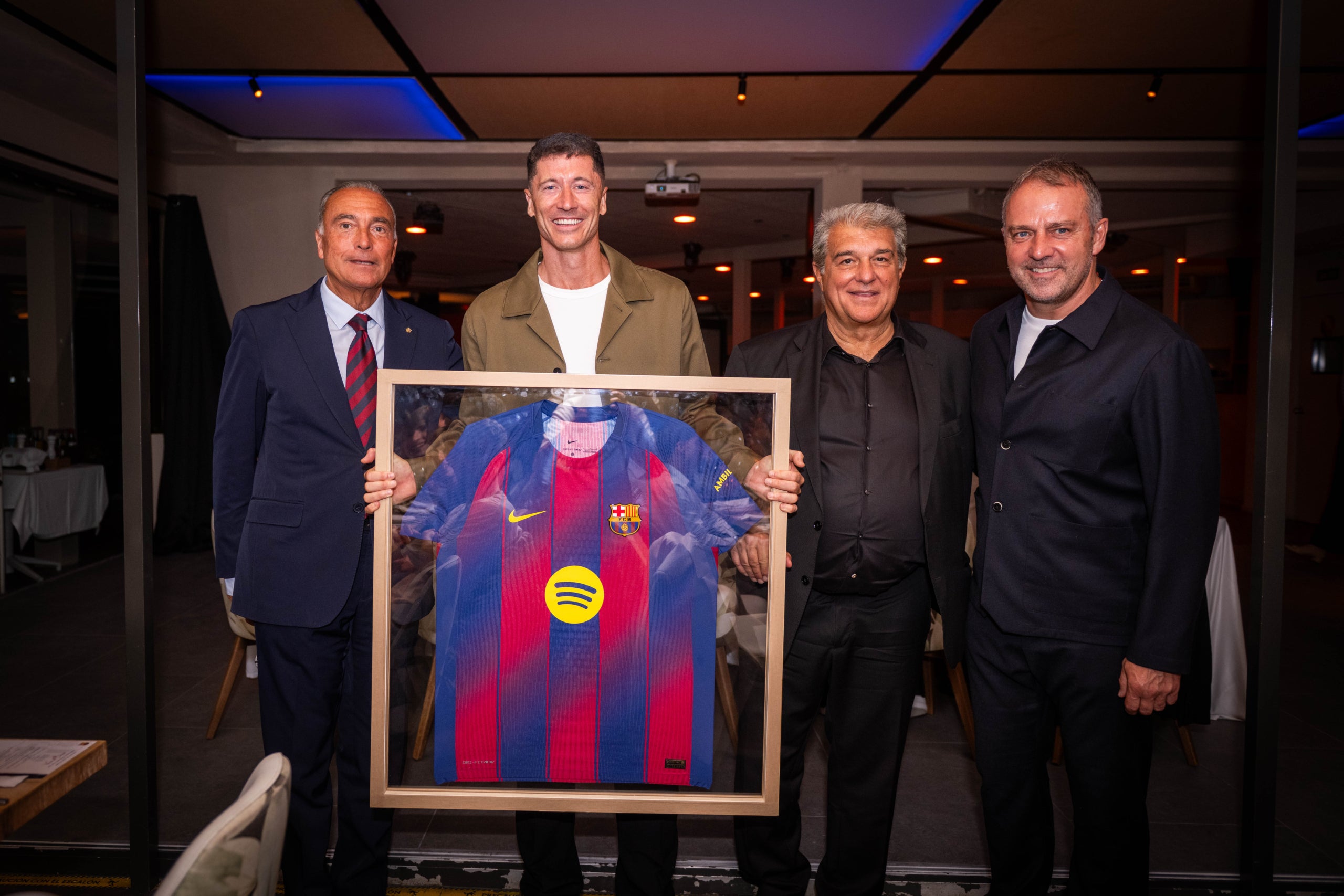 Lewandowski, amb la samarreta commemorativa que li ha entregat el Barça durant el sopar de final de temporada | FC Barcelona