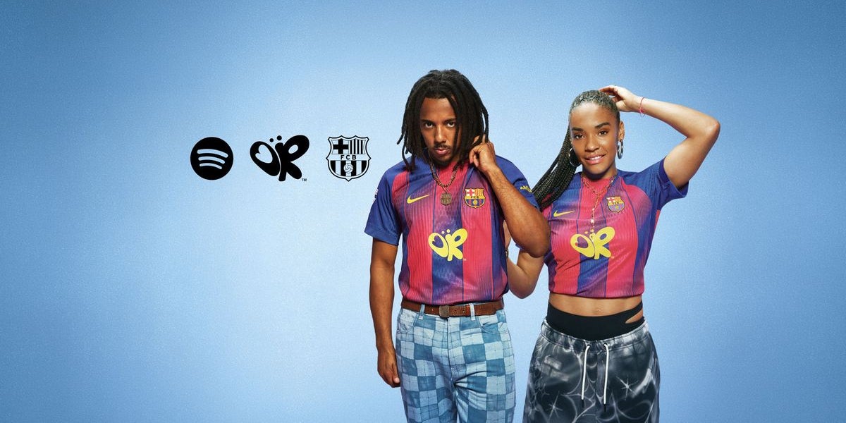 Jules Kounde i Salma Paralluelo, amb la samarreta amb el logotip de l'artista Olivia Rodrigo | FC Barcelona