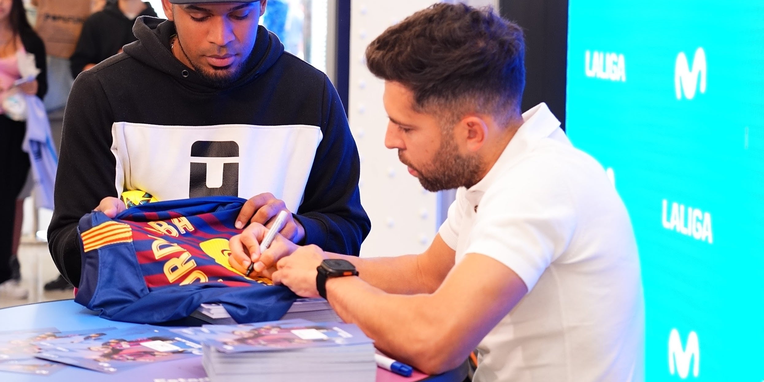 Jordi Alba, signant una samarreta | Movistar