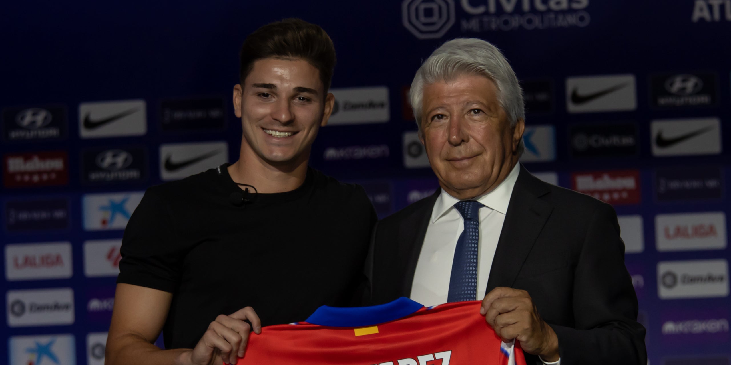 Julián Alvarez i Enrique Cerezo, durant la presentació del jugador argentí | Europa Press
