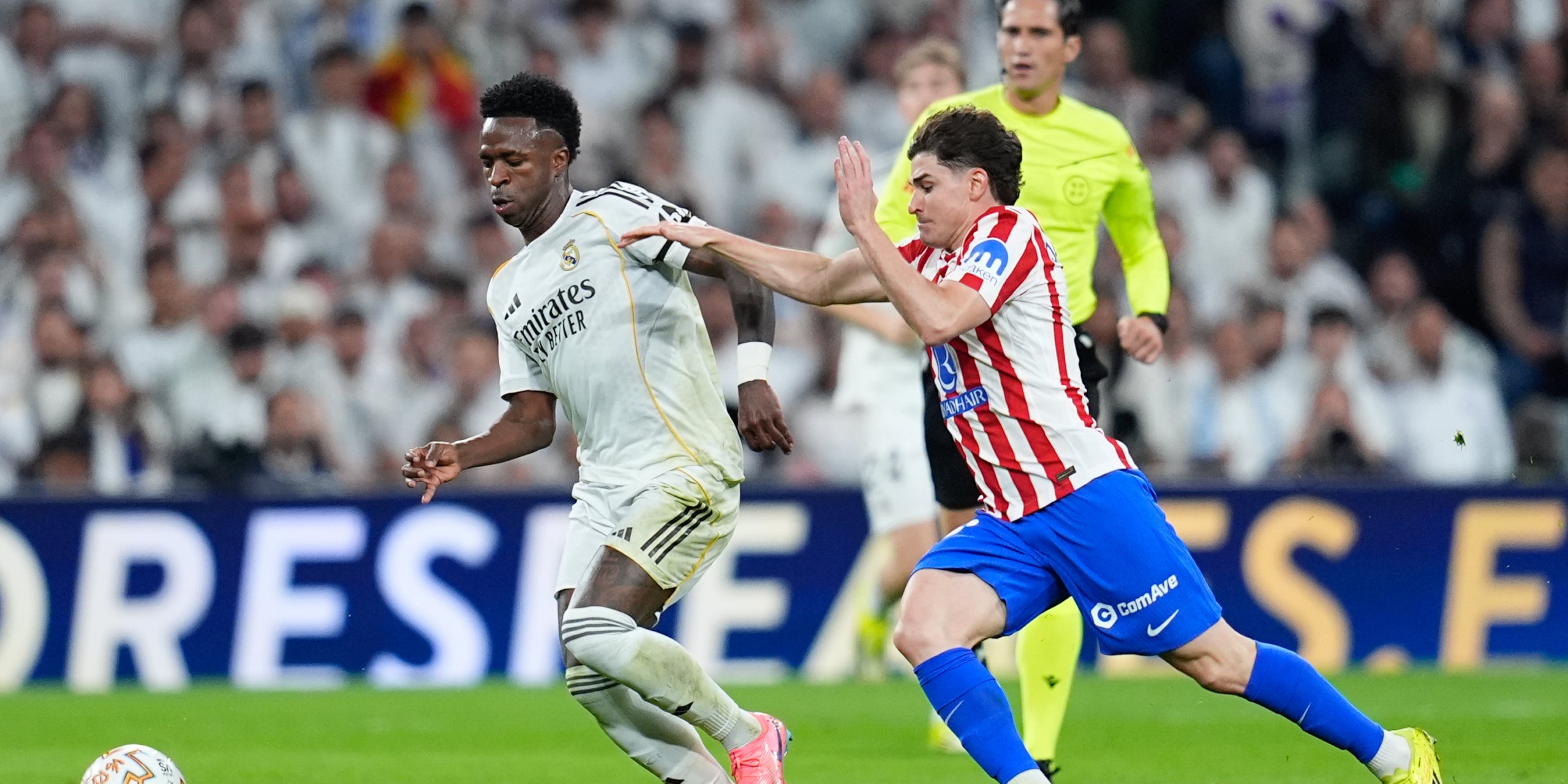 Vinicius i Julián Alvarez, durant un Madrid-Atlètic | Europa Press