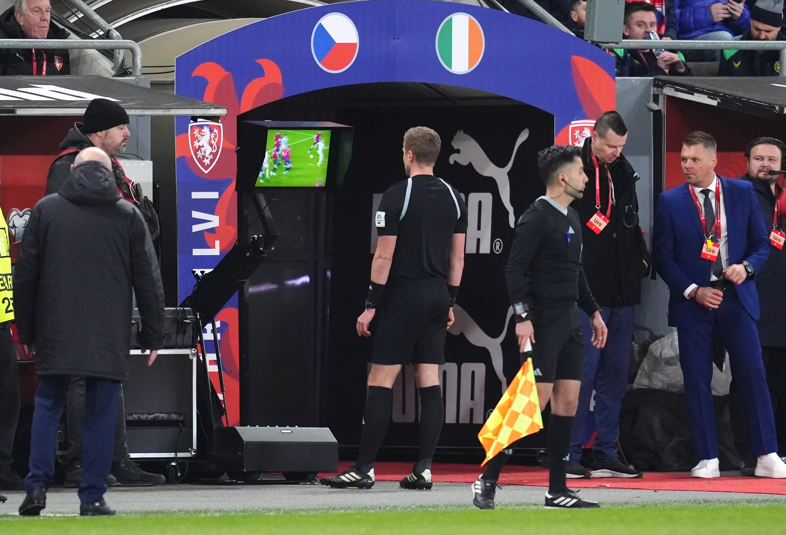 L'àrbitre Glenn Nyberg, durant un partit de classificació per al Mundial | Europa Press
