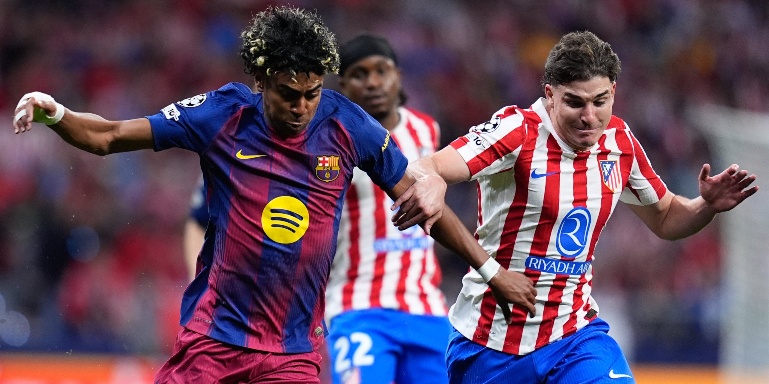 Lamine Yamal i Julián Álvarez, durant un Atlètic-Barça | Europa Press