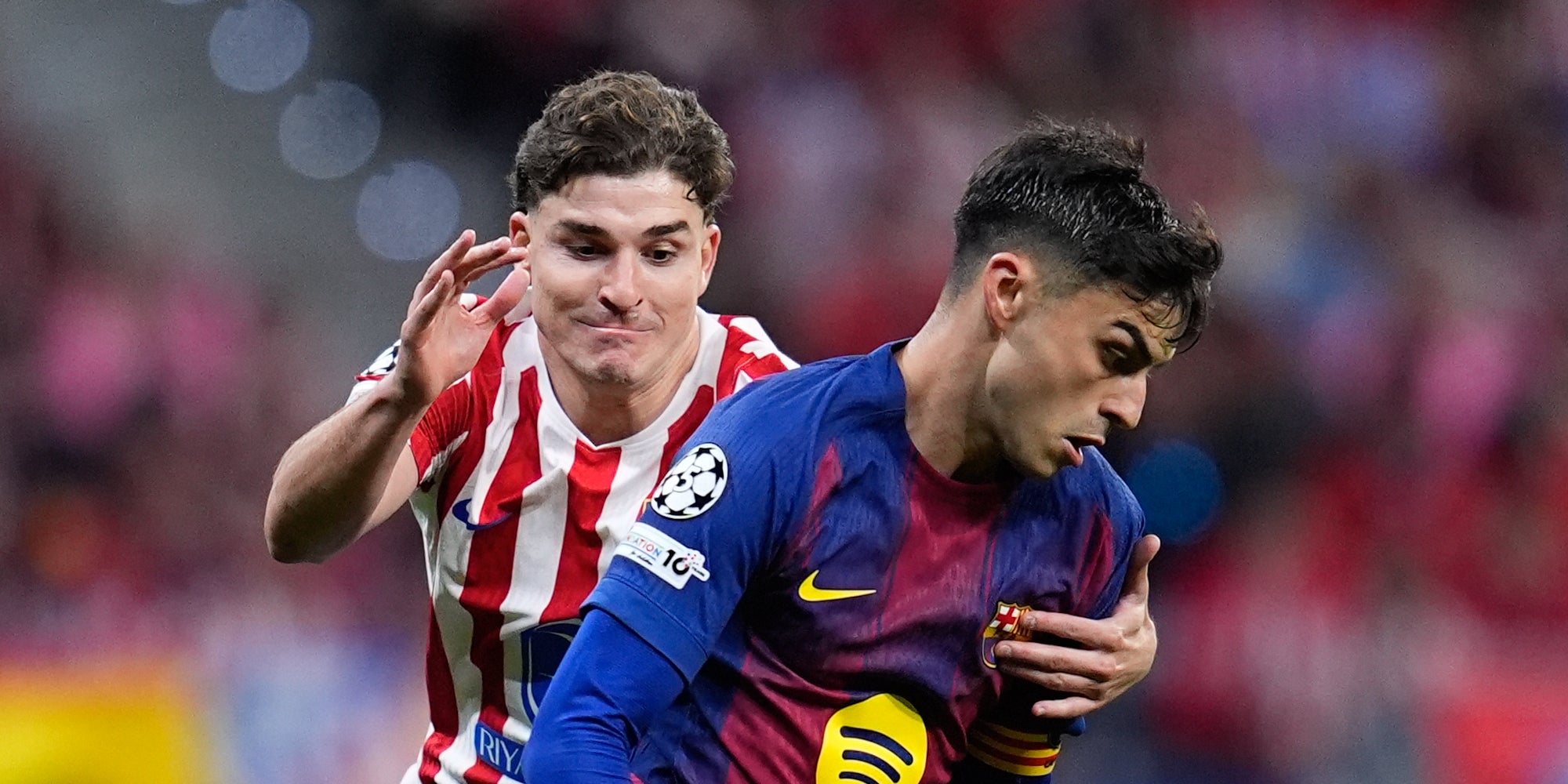 Julián Alvarez y Pedri González, durante un Atlético de Madrid-Barça | Europa Press
