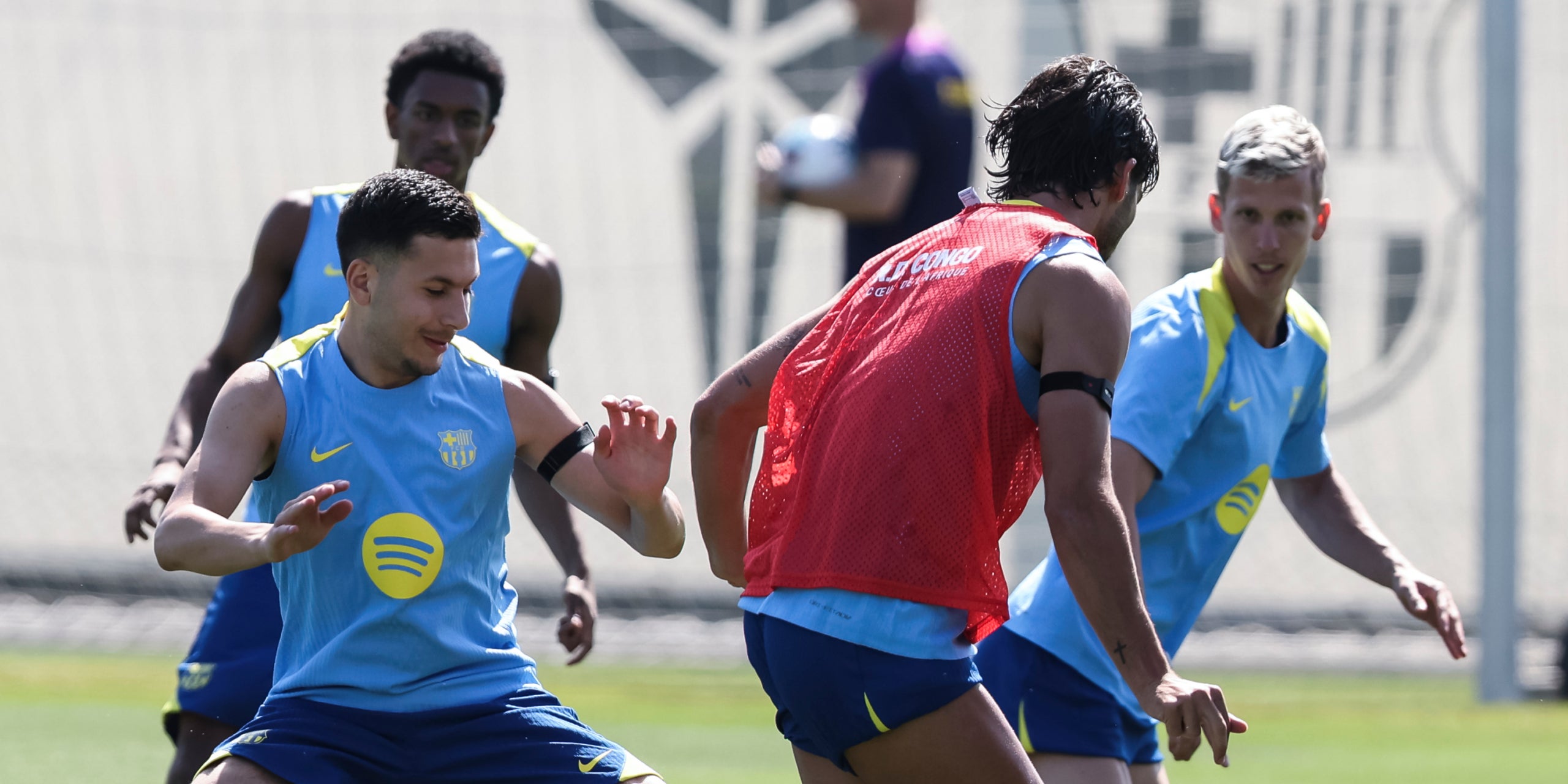 Roony Bardghji, Ferran Torres i Dani Olmo, durant un entrenament amb el Barça | Europa Press