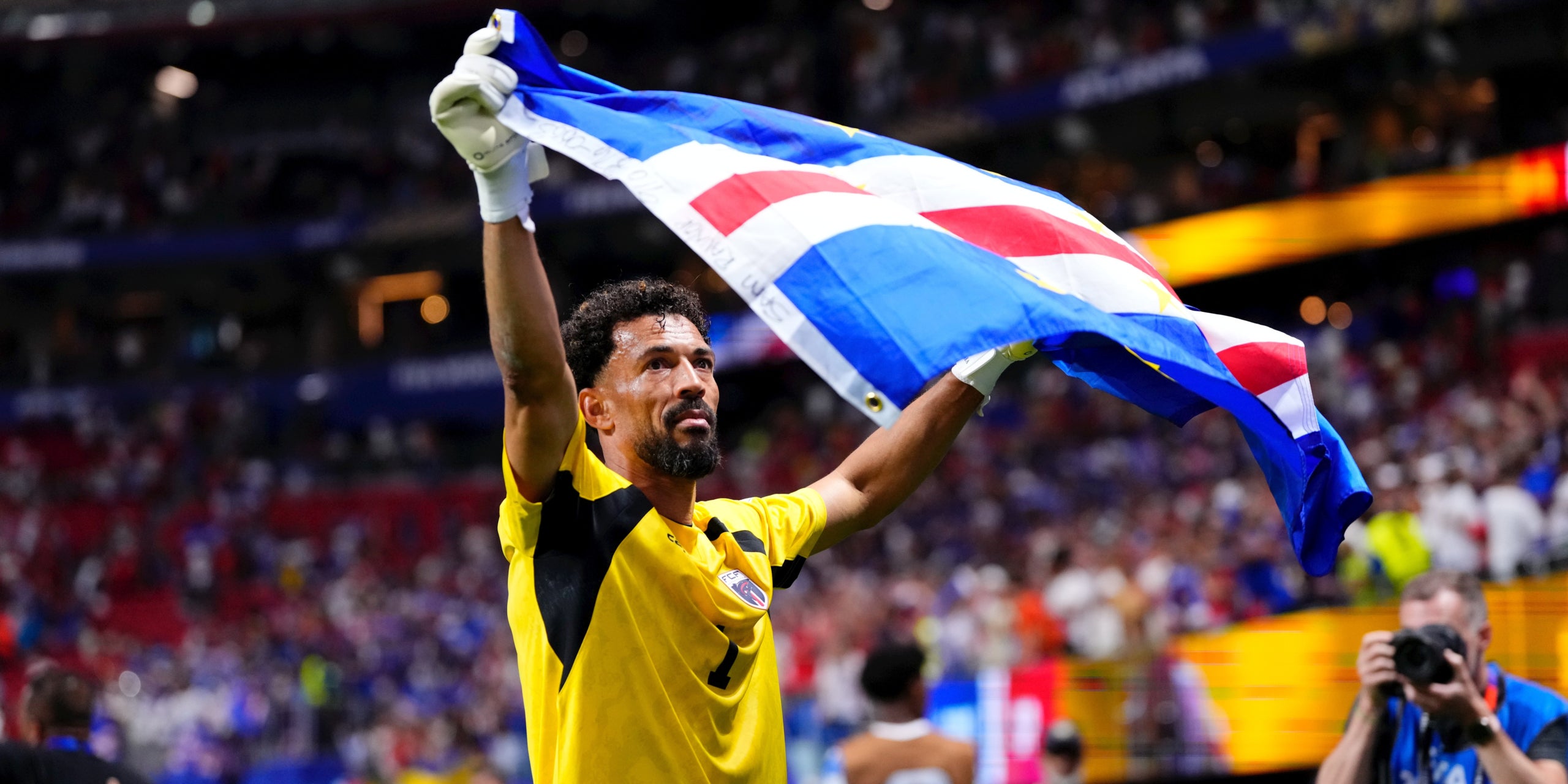 Vozinha, con la bandera de Cabo Verde tras empatar contra la selección española | Europa Press