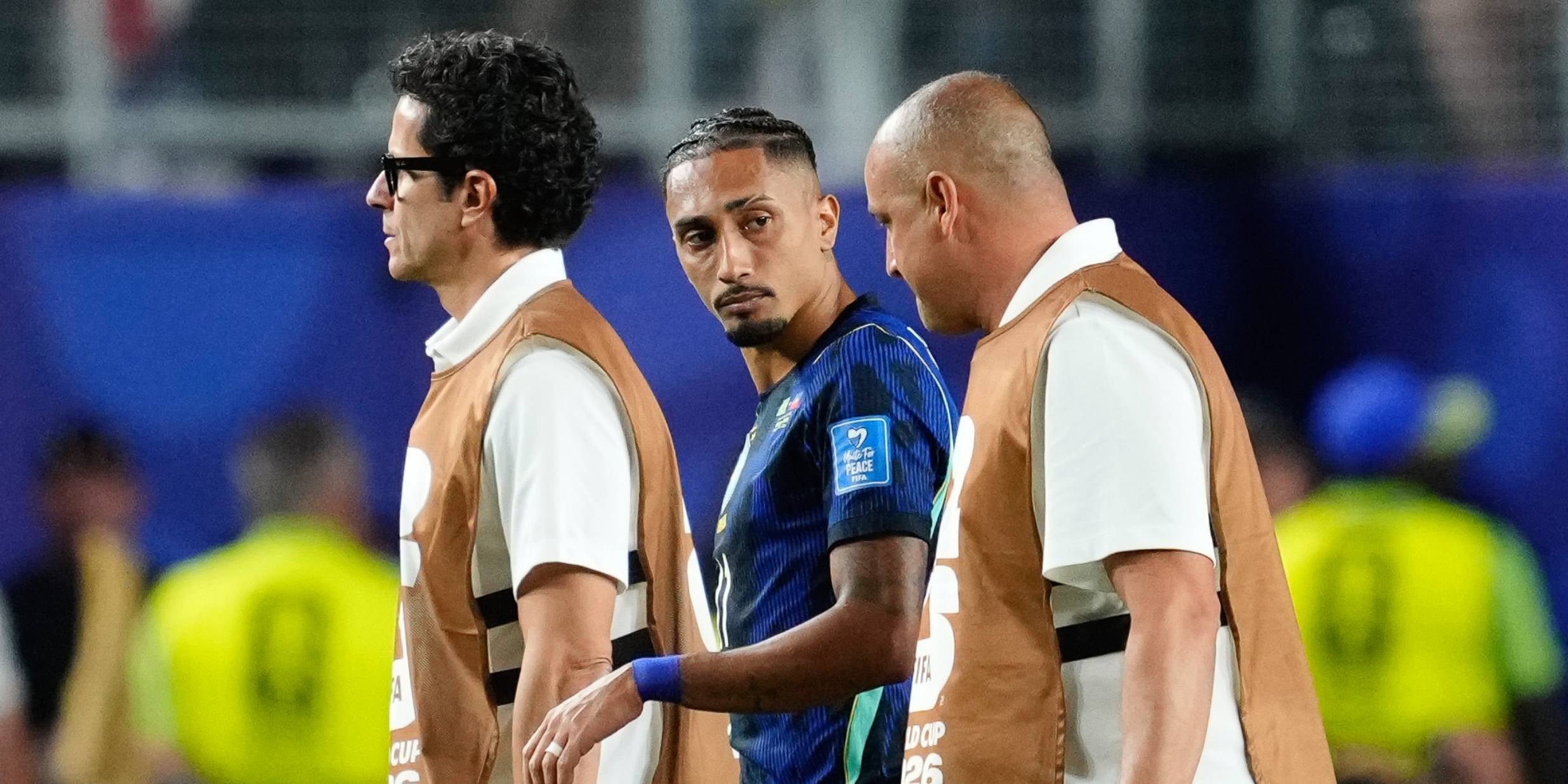 Raphinha sortint lesionat del partit. | Europa Press