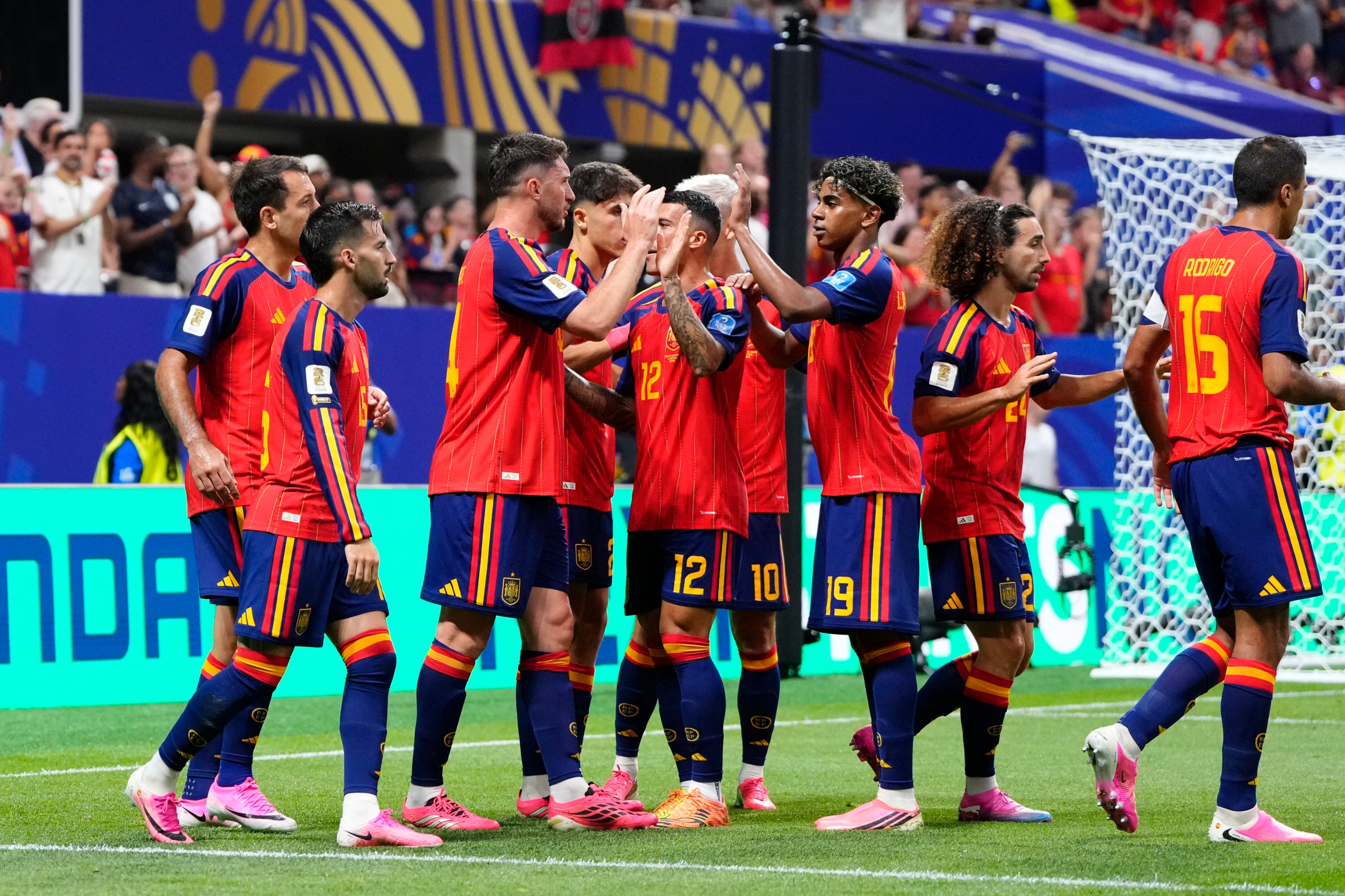 L'equip espanyol celebrant la victòria. | Europa Press