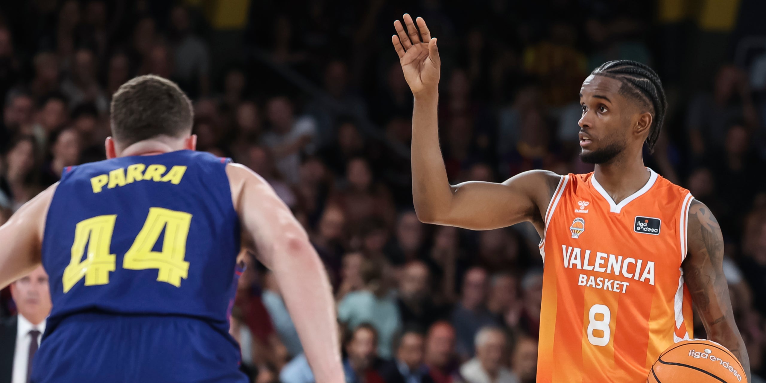 Joel Parra i Jean Montero, durant el Barça-València Basket de la final de l'ACB | Europa Press